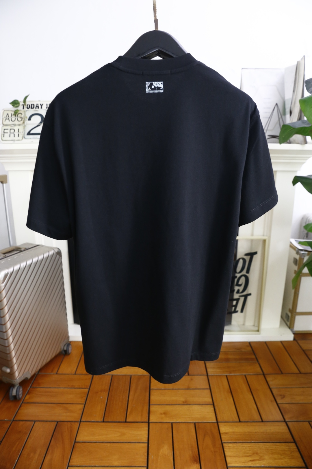 🔥路易威*/LV.2025秋季新品男士圆领短袖🍃胸前奢华品牌定制LOGO标识标注👍🏼上身就能体会这款设计