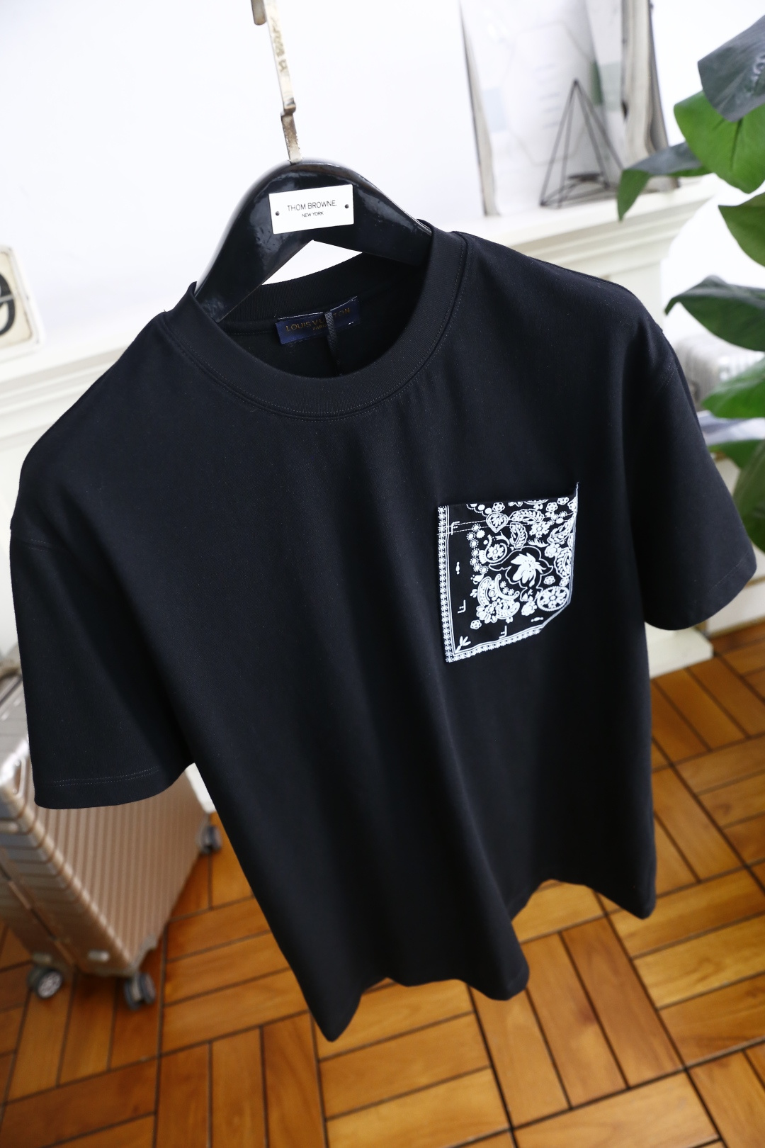 🔥路易威*/LV.2025秋季新品男士圆领短袖🍃胸前奢华品牌定制LOGO标识标注👍🏼上身就能体会这款设计