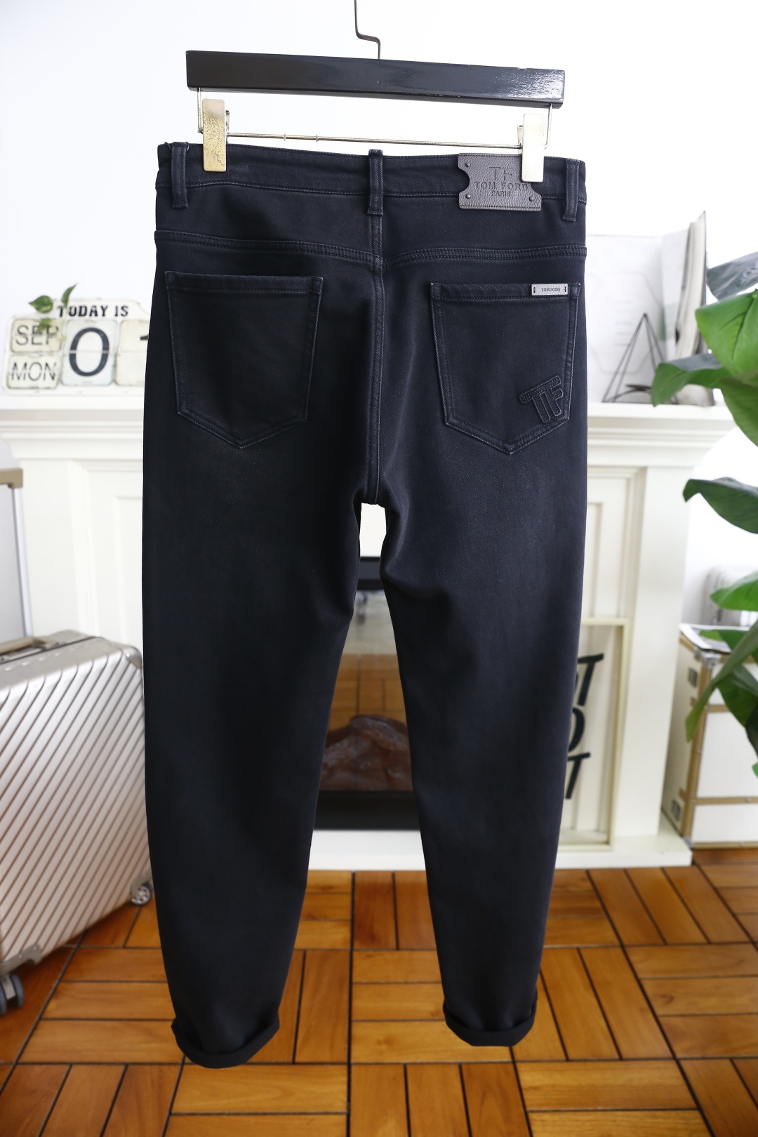🔥TF.2025秋季新品时尚男士深色百搭牛仔裤👖采用客供水洗弹力牛仔裤！奢华经典品牌字母Logo标志彰显