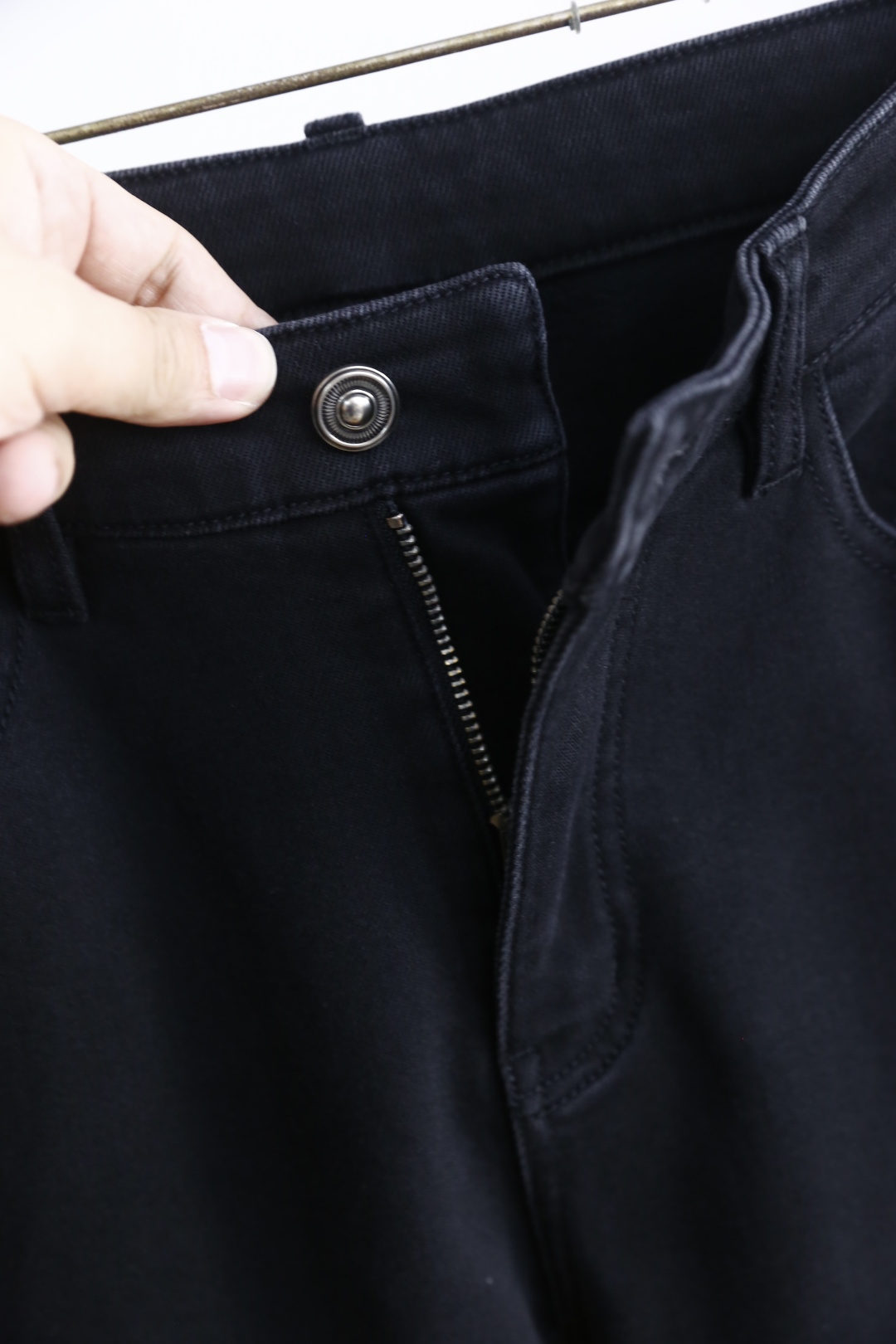 🔥TF.2025秋季新品时尚男士深色百搭牛仔裤👖采用客供水洗弹力牛仔裤！奢华经典品牌字母Logo标志彰显