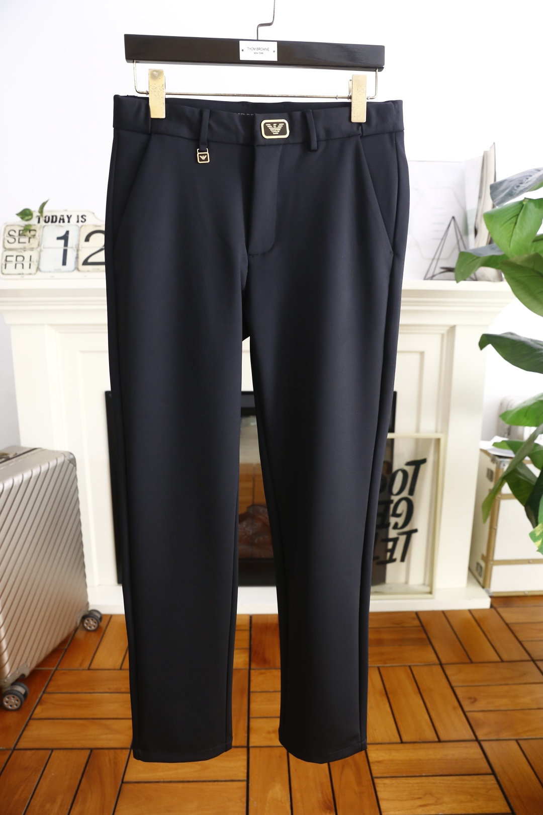 NO:524638,Ama*/Arm*ni. 2025 autumn new fashion men's casual trousers!  Use comfortable custom cotton fabric, luxurious classic brand letter LOGO design!  It’s easy to feel comfortable on the upper body!  No sense of restraint!  The same product for overseas European counters, the upper body is fashionable and sporty, very low-key and luxurious!  The stitching of the turner is delicate and strong!  Perfect three-dimensional tailoring, highly recommend buying the product!  Counter size: 29-40, there are 35!  Shipping the next day!  ,alexander wang19860909阿玛*/Arm*ni. 2025秋季新品时尚男士休闲西裤！采用舒适定制棉面料,奢华经典品牌字母LOGO设计！上身随意舒服！无束缚感！海外欧洲专柜同品,上身时尚运动显时尚,很低调且不失奢华品味！车工缝线细致而强悍！完美立体剪裁,强烈推荐购入货色！专柜尺码:29-40,有35！隔天出货！,,alexander wang,Men's clothing