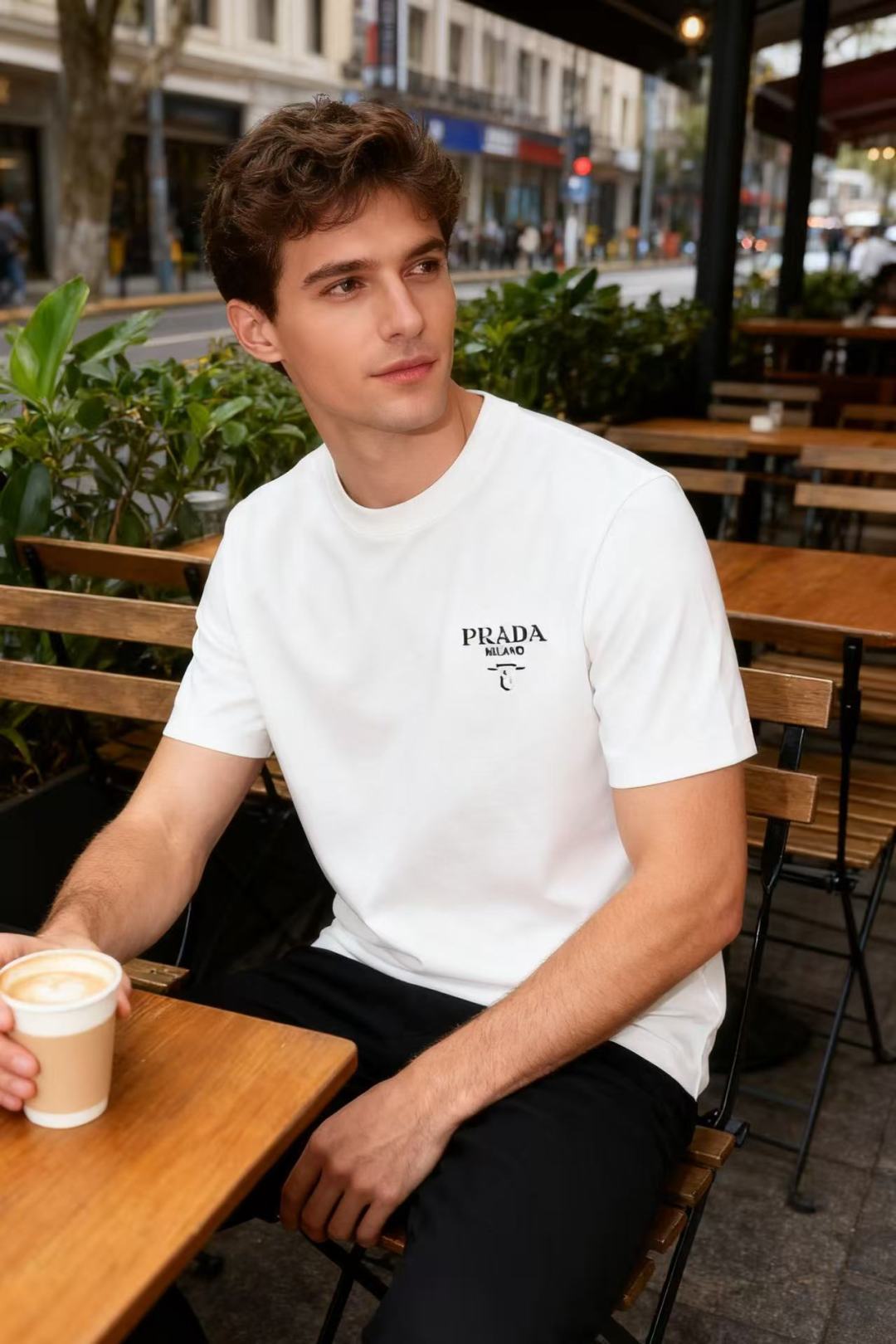 NO:525618,Pula*/Pr*da. 25 autumn new fashion men's round neck short sleeves on the chest with luxurious classic brand letters LOGO logo on the upper body to appreciate the youthfulness and fashion sense brought by this design!  The overall fashion is fashionable and trendy, using comfortable modal cotton fabric, soft and skin-friendly!  It also has a very crisp and drooping feeling. It has a fashionable and fashionable color system on the upper body, a must-have item for trendy men!  The counter size M-4XL is half a size!  Shipping the next day!  ,,prada,T-shirt,alexander wang19860909普拉*/Pr*da. 25秋季新款时尚男士圆领短袖胸前奢华经典品牌字母LOGO标识标注上身就能体会这款设计带来的年轻与时尚感！整体时尚而有潮流,采用舒适莫代尔棉面料 柔软亲肤！又有很好的挺括 垂感 上身时尚潮流色系,潮男必备单品！专柜尺码M-4XL,偏小半码！隔天出货！,,prada,T-shirt,alexander wang,Men's clothing