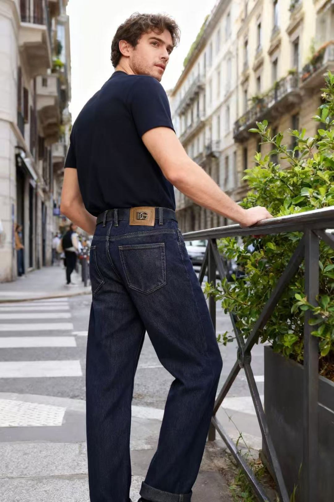 NO:525640,Dolce & Gabbana. 25 new autumn fashion classic versatile jeans for men are made of customer-supplied wash stretch jeans!  Luxurious classic brand letter logo design!  Fashion trends have therefore become one of the biggest selling points and are extremely cost-effective. There is no confusion or trouble of color conflict. Such a rich high-end jeans are absolutely fashionable, casual and versatile!  A must-have for trendy men!  The counter size is 29-40, and there are 35!  Shipping the next day!  ,Dolce & Gabbana,Dolce & Gabbana,jeans,alexander wang19860909杜嘉班纳/Dolce & Gabbana. 25秋季新品时尚男士经典百搭牛仔裤采用客供水洗弹力牛仔裤！奢华经典品牌字母Logo设计！时尚潮流因此已成为最大卖点之一而性价比又极高,没有颜色冲突的困惑或困扰,这么一款丰富内练高端牛仔裤,绝对时尚休闲百搭款！潮男必备！专柜尺码29-40,有35！隔天出货！,,Dolce&Gabbana,Dolce&Gabbana,jeans,alexander wang,Men's clothing