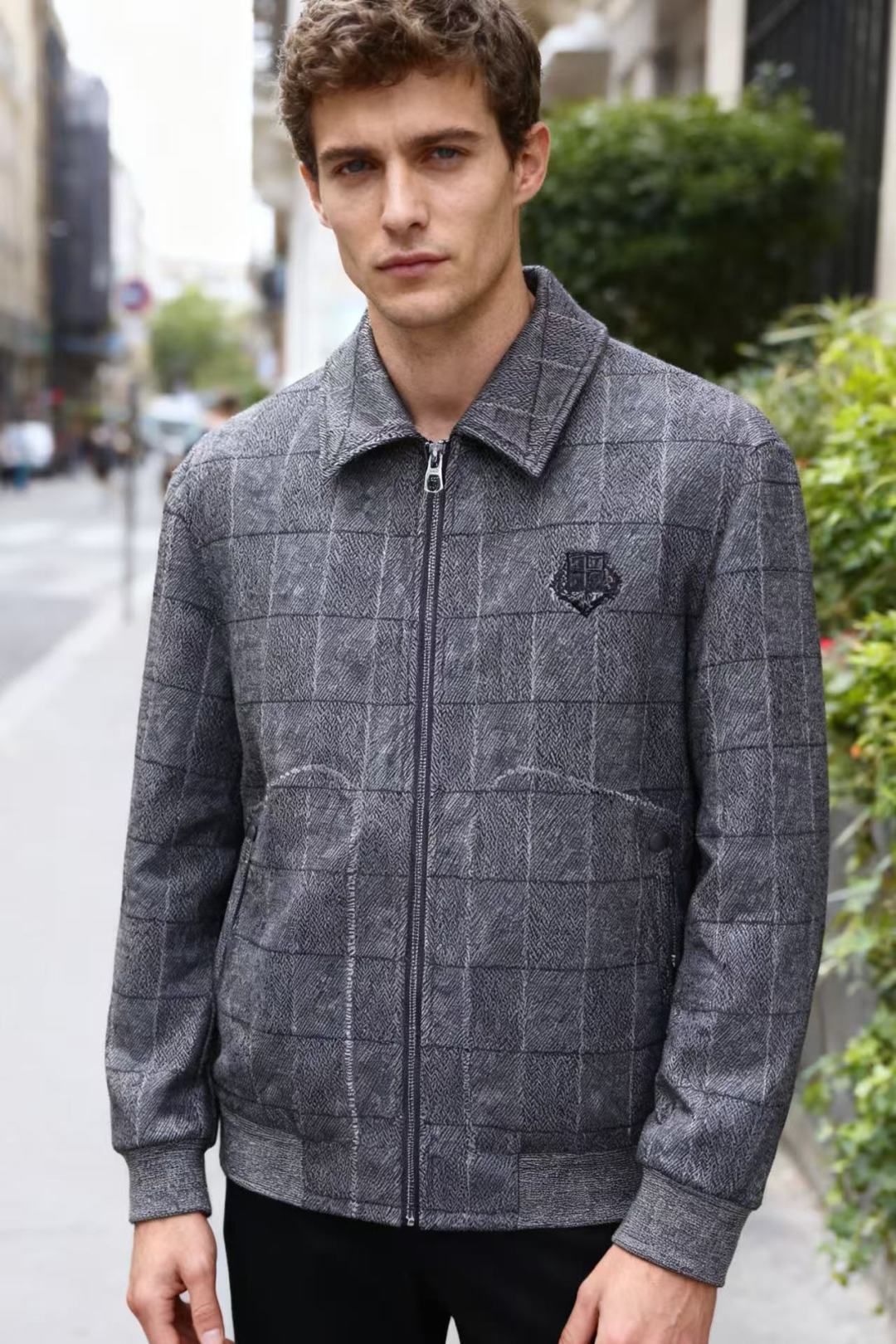 NO:525638,LP. 2025 autumn new product!  Fashionable men's stand-up collar zipper jacket!  Comfortable and versatile!  A very popular item!  The classic brand LOGO on the chest is made of comfortable fabric and heavy material. The texture is very delicate, the details and craftsmanship are exquisite, and the auxiliary materials are all supplied by foreign merchants. It is a single item with extremely high shaping. The shape on the street is absolutely eye-catching, and it is an excellent equipment that can be selected from thousands of people!  Counter size M-4XL, shipped the next day!  ,loro piana,jackets & coats,alexander wang19860909LP. 2025秋季新品！时尚男士立领拉链夹克！舒适百搭！人气极高的一款单品！胸前经典品牌LOGO搭配采用舒适面料高克重材质,质感非常细腻,细节工艺精湛考究,辅料皆为外商客供,塑造性极高的一款单品,出街造型绝对招眼吸睛,万里挑一的绝佳装备！专柜尺码M-4XL,隔天出货！,,loro piana,jackets & coats,alexander wang,Men's clothing