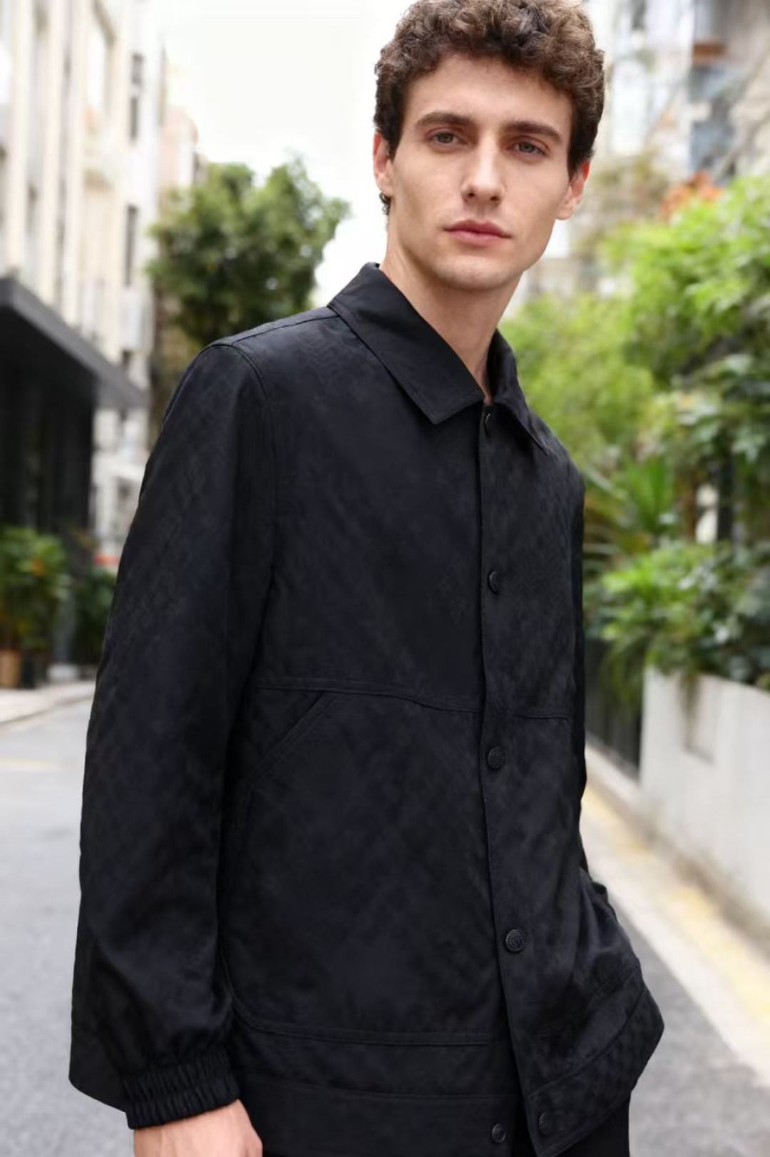 NO:525623,Louis Vuitt*n. Recommended for 25 new classic lapel jackets for fall!  Luxury classic brand elements matching for a must-have artifact that goes out early and comes back late in autumn!  Classic button matching!  Fashionable casual jackets and jackets, with high-end and high-quality comfortable fabrics, high-end and delicate texture, and a strong sense of class and luxurious classic elements. They are both business and casual. The styles are versatile and suitable for all occasions, and anyone can easily control them!  Counter code M-3XL, shipped the next day!  ,,louis vuitton,louis vuitton,jackets & coats,jackets & coats,alexander wang19860909路易威*/Louis Vuitt*n. 25秋季新款经典翻领夹克推荐！秋季早出晚归必备神器奢华经典品牌元素搭配！经典扣子搭配！时尚休闲外套夹克 ,采用高档顶级舒适面料面料的质感很高档细腻,档次感强奢华经典元素设计,商务休闲兼备款,款式百搭适合各种场合 ,任何人都可以轻松驾驭！专柜码数M-3XL,隔天出货！,,louis vuitton,louis vuitton,jackets & coats,jackets & coats,alexander wang,Men's clothing