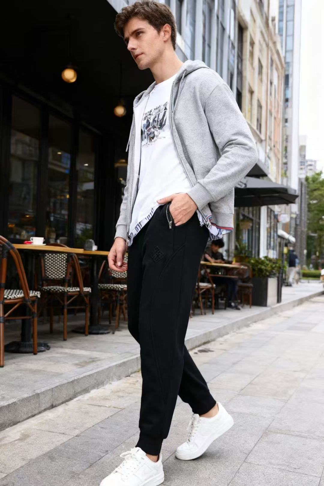 NO:526705,Give*chy. 2025 autumn fashion new men's casual pants!  It uses imported comfortable and warm fabrics, luxurious and classic brand LOGO design, and the upper body is casual and comfortable!  Elastic waist and close the casual combination without restraint!  The same product for overseas European counters, the upper body is fashionable and sporty, very low-key and luxurious!  The stitching of the turner is delicate and strong!  Perfect three-dimensional tailoring, highly recommend buying the product!  The counter size is 30-38, and there are 35!  Shipping the next day!  , given , given , given , given , given , alexander wang19860909纪梵*/Give*chy. 2025秋季时尚新品男士休闲裤！采用进口舒适保暖面料,奢华经典品牌LOGO设计 上身随意舒服！松紧腰收口休闲搭配无束缚感！海外欧洲专柜同品,上身时尚运动显时尚,很低调且不失奢华品味！车工缝线细致而强悍！完美立体剪裁,强烈推荐购入货色！专柜尺码30-38,有35！隔天出货！,,givenchy,givenchy,alexander wang,Men's clothing