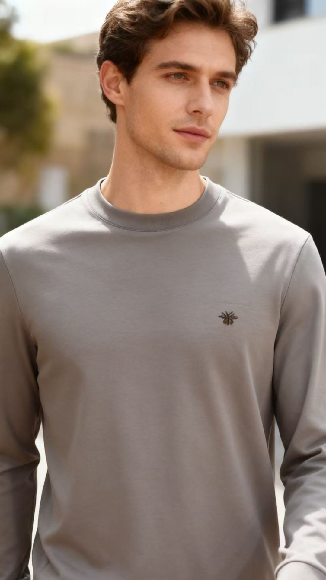 NO:529056,Dior/Christian D*or. 2025 autumn new men's base shirt!  Classic round neck design!  The exquisite brand embroidery craftsmanship on the chest is simple and has a sense of detail. This T-shirt reflects its exquisite creation of daily items, which can be worn single-fitted with casual pants and jeans, or can be worn as an inner layer under a jacket or suit. It is suitable for daily travel, casual gatherings and other occasions, and can show a simple but stylish dressing style. Size 48-58, half a size!  Shipping the next day!  ,dior,jeans,jackets & coats,tees,t-shirt,business suit,alexander wang19860909迪奥/Christian D*or. 2025秋季新品男士打底衫！经典圆领设计！胸前精致品牌刺绣工艺简约中带有细节感.此款T恤体现了其对日常单品的精致化打造可单穿搭配休闲裤、牛仔裤,也可作为内搭穿在夹克、西装之下,适用于日常出行、休闲聚会等场合,能展现简约而不失格调的穿搭风格.尺码48-58,偏小半码！隔天出货！,,dior,jeans,jackets & coats,tees，t-shirt,business suit,alexander wang,Men's clothing