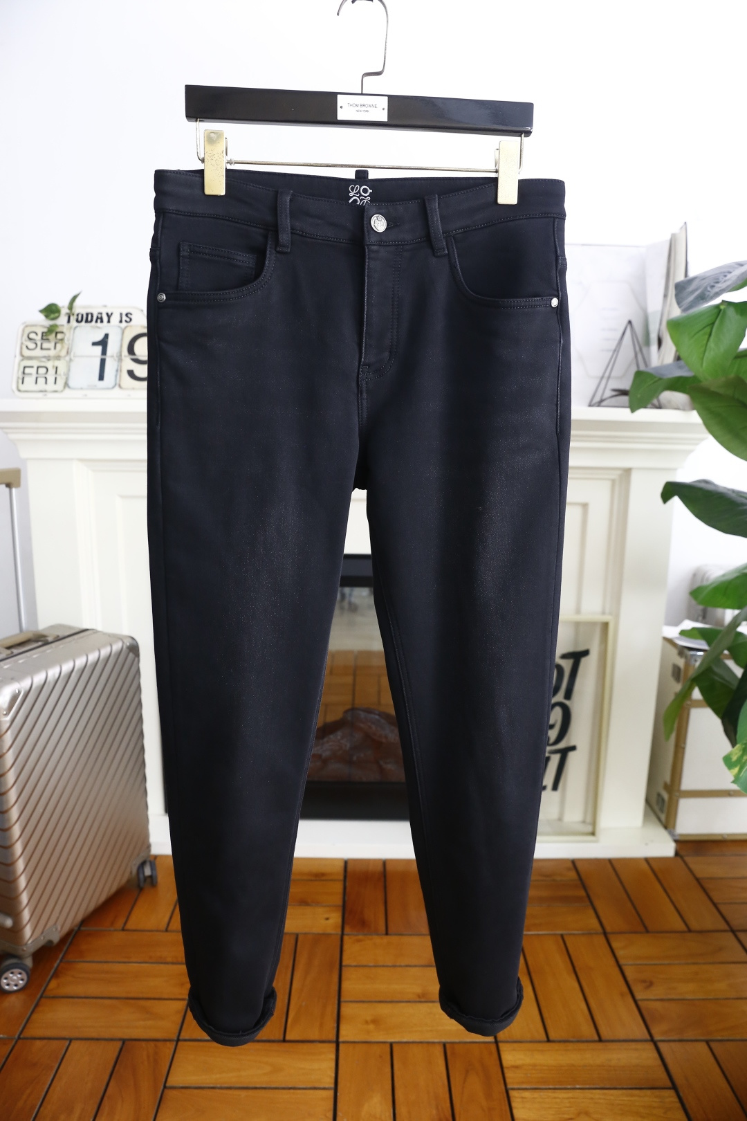 NO:529070,Loe*e/Luo Yiwei. 2025 autumn new product men's black jeans! The classic and versatile Luo YW is a Spanish luxury brand. It is known for its exquisite craftsmanship and unique Anagram logo (four-leaf clover deformation pattern), and has a high reputation in the high-end fashion field. It uses black denim fabric and slim trousers, which belongs to the classic five-bag design! There is the brand’s iconic Anagram embossed leather sign at the back waist to highlight the brand’s identity! Suitable for daily casual outfits, paired with a simple top to show a sense of fashion and high-end. Sizes 29-38, 35! Shipping the next day! ,loewe,loewe,jeans,alexander wang19860909Loe*e/罗意威. 2025秋季新品男士黑色牛仔裤！经典百搭款罗YW是西班牙奢侈品牌,以精湛工艺和独特的Anagram标志（四叶草变形图案）著称,在高端时尚领域具有较高知名度.采用黑色牛仔面料,裤型修身,属于经典五袋款设计！后腰处有品牌标志性的Anagram压纹皮革标牌,彰显品牌身份！适合日常休闲穿搭,搭配简约上衣即可展现时尚感与高级感.尺码29-38,有35！隔天出货！,,loewe,loewe,jeans,alexander wang,Men's clothing