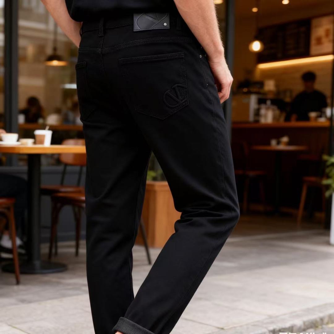 NO:529045,Vale*tino/Valentino. 25 new fall style!  Fashionable men's black versatile jeans!  Italian luxury brand, known for its high-end customization, iconic rivet elements and elegant design style, is one of the representative brands in the field of luxury fashion!  It uses black washing cowboy fabric, slim-fitting pants, and is a classic five-bag design with the brand's iconic leather sign at the back waist, and an embossed design with the brand's letter 'V' at the pocket, demonstrating the brand's identity!  Suitable for daily leisure or creating a fashionable and luxurious dressing style, matching it with simple tops or the same series of items in the brand can show the style. Size 29-40, 35!  , valentino, valentino, jeans, alexander wang19860909Vale*tino/华伦天奴. 25秋季新款！时尚男士黑色百搭牛仔裤！意大利奢侈品牌,以高级定制、标志性铆钉元素和优雅设计风格闻名,是奢华时尚领域的代表品牌之一！采用黑色洗水牛仔面料,裤型修身,属于经典五袋款设计后腰处有品牌标志性的皮革标牌,口袋处有品牌字母“V”的压纹设计,彰显品牌身份！适合日常休闲或打造时尚奢华的穿搭风格,搭配简约上衣或品牌同系列单品均可展现格调.尺码29-40,有35！,,valentino,valentino,jeans,alexander wang,Men's clothing