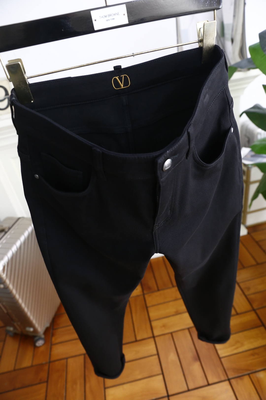 🔥Vale*tino/华伦天奴.25秋季新款！时尚男士黑色百搭牛仔裤！意大利奢侈品牌，以高级定制、标志性