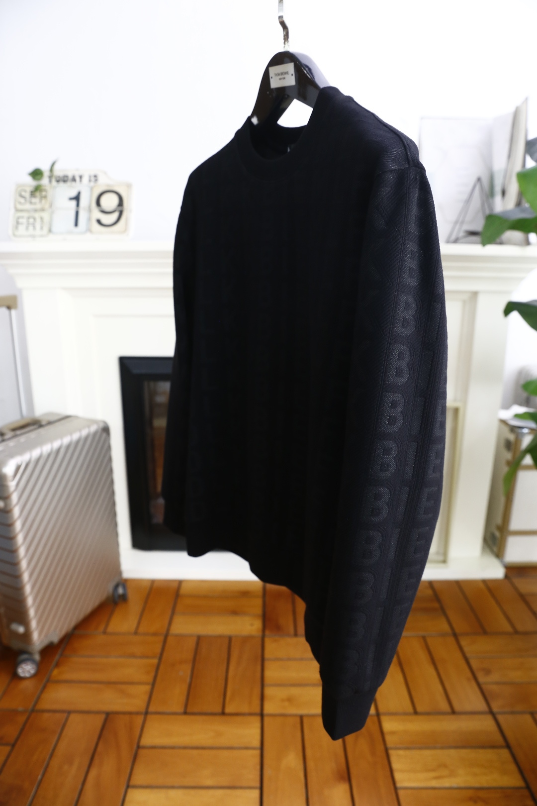🔥巴尔漫.25秋季男士新品🆕时尚百搭长袖卫衣！采用舒适柔软莫代尔面料，整体布满字母提花图案，设计富有品牌