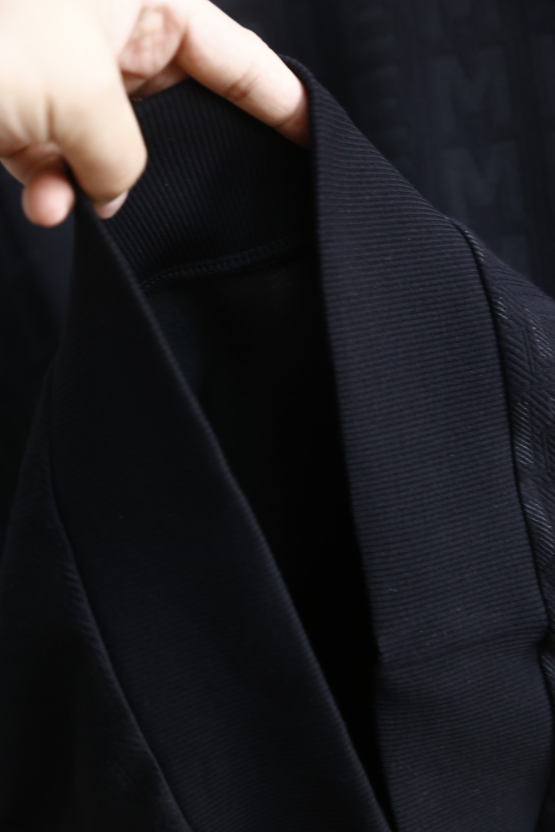 🔥巴尔漫.25秋季男士新品🆕时尚百搭长袖卫衣！采用舒适柔软莫代尔面料，整体布满字母提花图案，设计富有品牌