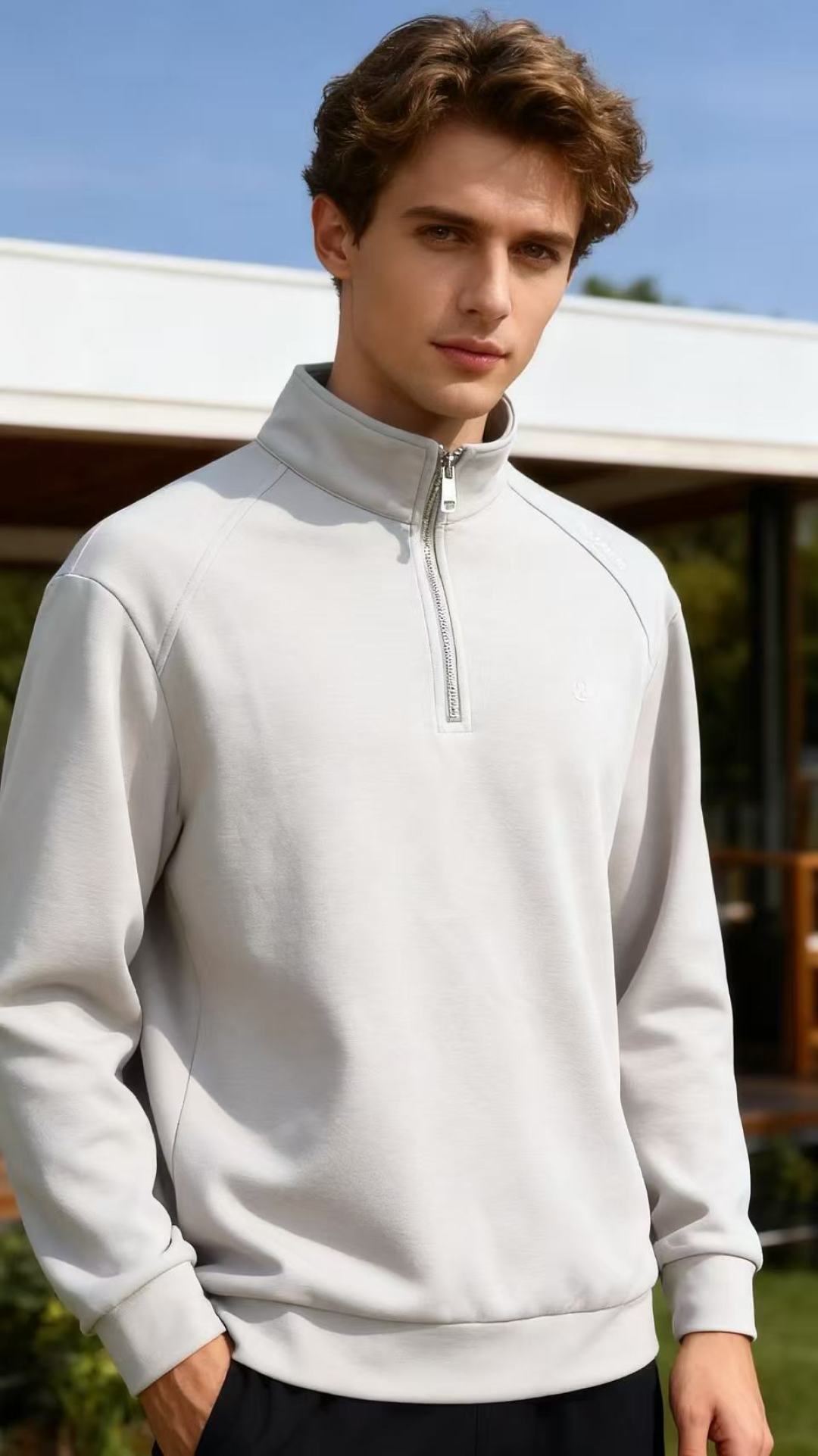 🔥LULU.2025秋季新款男士半拉链立领卫衣！衣身带有lululemon的品牌标识，采用半拉链立领设计