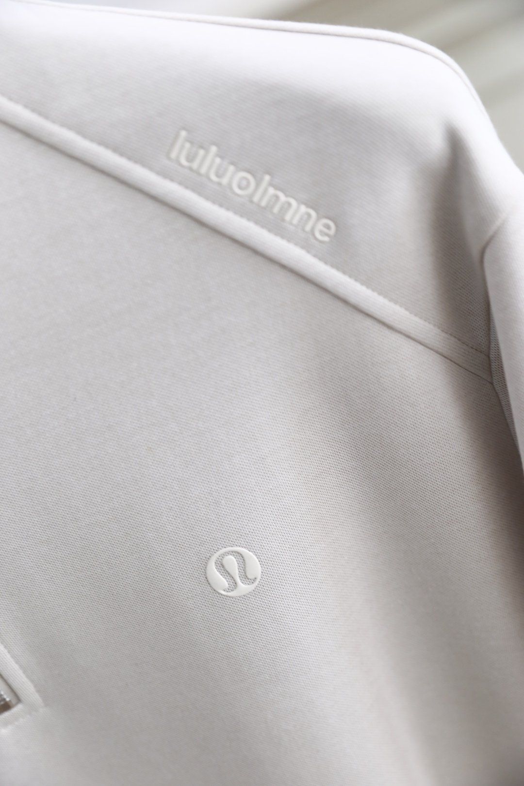 🔥LULU.2025秋季新款男士半拉链立领卫衣！衣身带有lululemon的品牌标识，采用半拉链立领设计