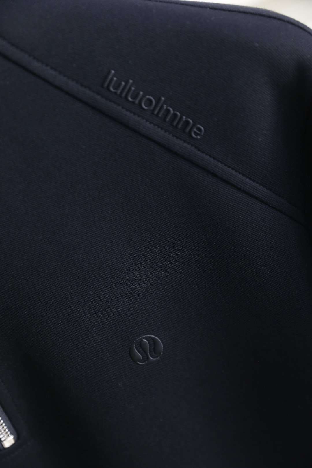 🔥LULU.2025秋季新款男士半拉链立领卫衣！衣身带有lululemon的品牌标识，采用半拉链立领设计