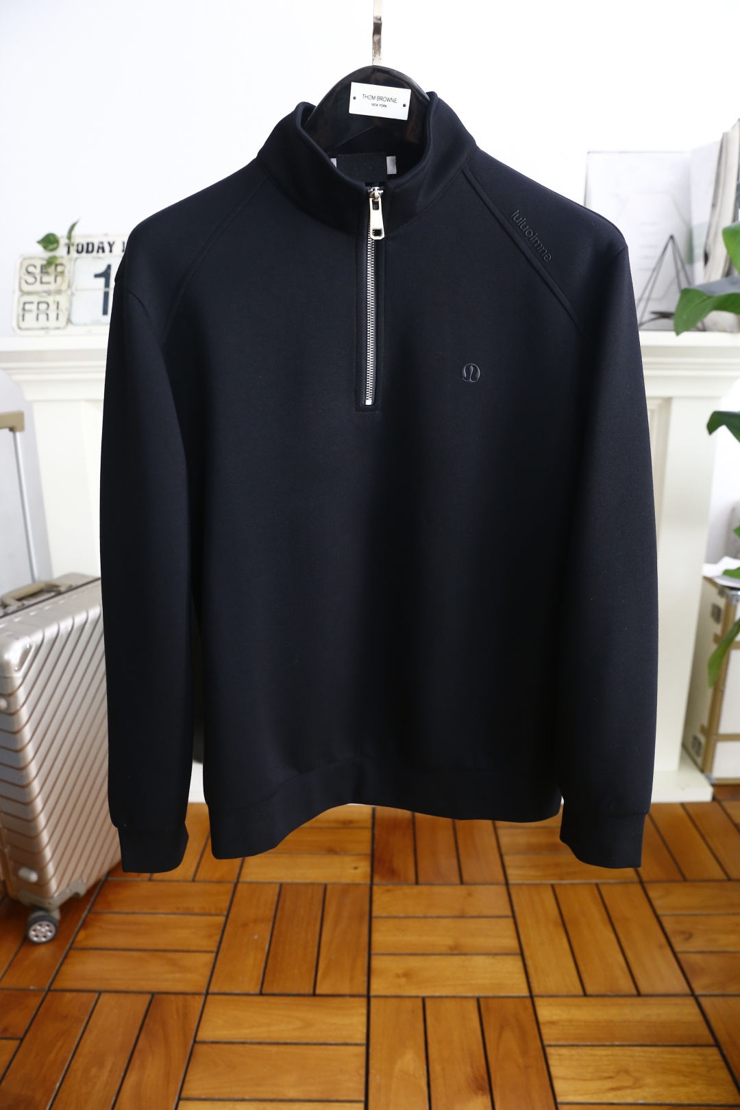 🔥LULU.2025秋季新款男士半拉链立领卫衣！衣身带有lululemon的品牌标识，采用半拉链立领设计