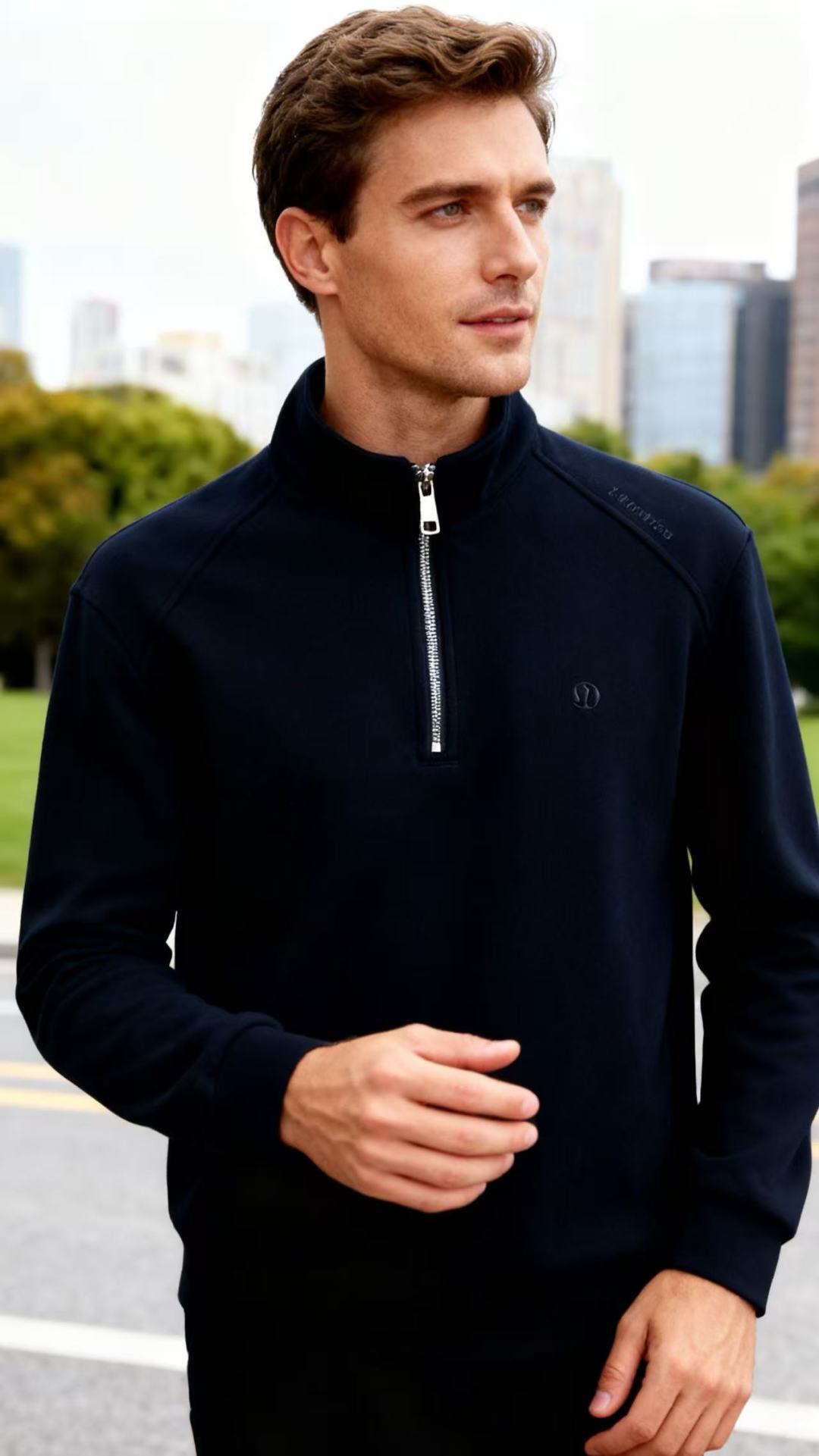 🔥LULU.2025秋季新款男士半拉链立领卫衣！衣身带有lululemon的品牌标识，采用半拉链立领设计