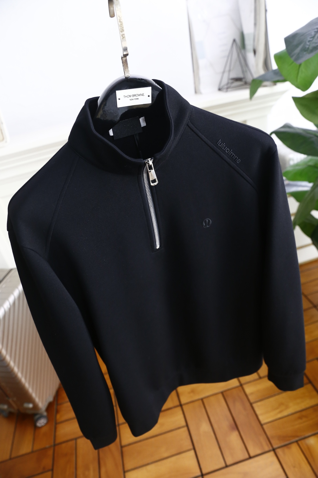🔥LULU.2025秋季新款男士半拉链立领卫衣！衣身带有lululemon的品牌标识，采用半拉链立领设计