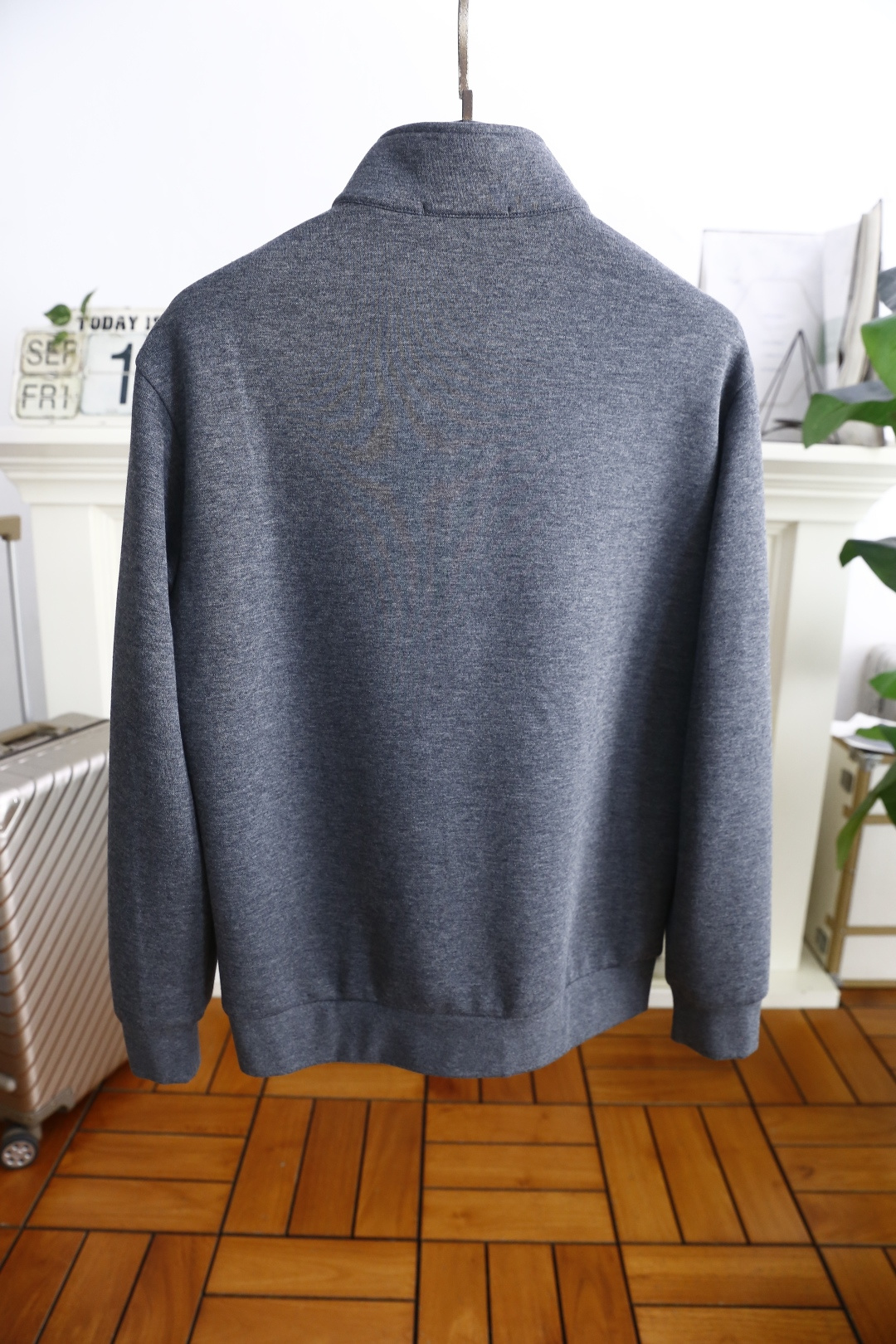 🔥LULU.2025秋季新款男士半拉链立领卫衣！衣身带有lululemon的品牌标识，采用半拉链立领设计