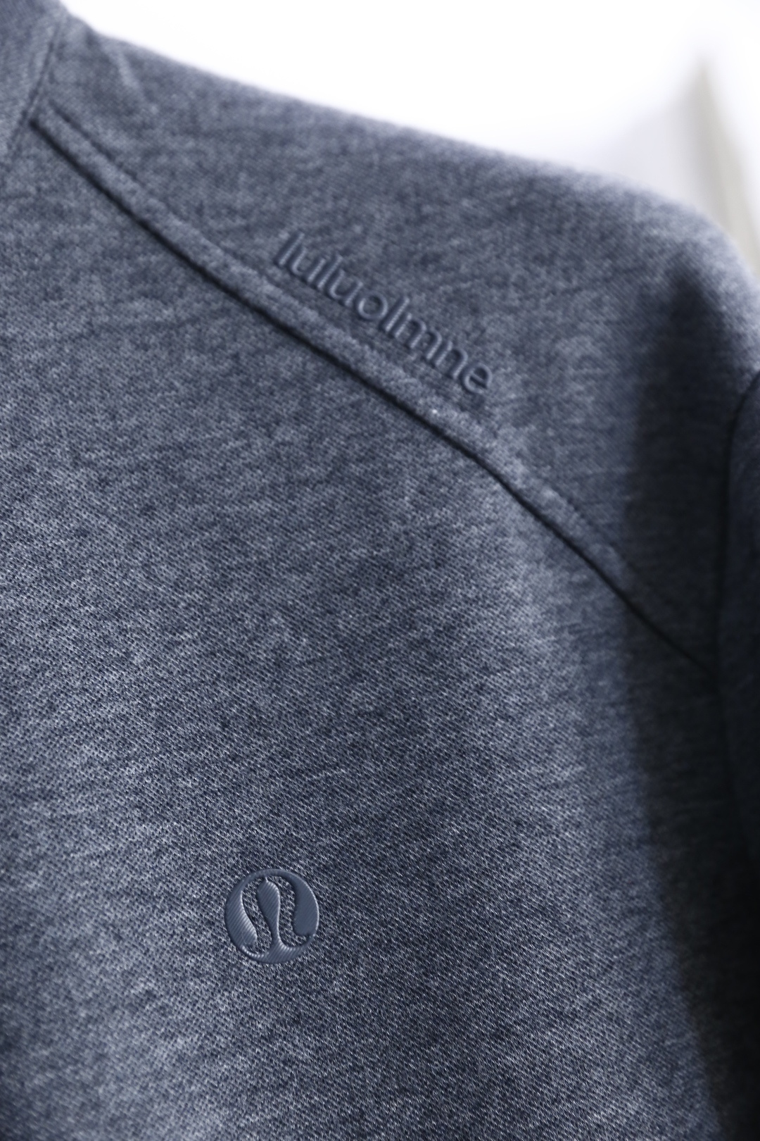 🔥LULU.2025秋季新款男士半拉链立领卫衣！衣身带有lululemon的品牌标识，采用半拉链立领设计