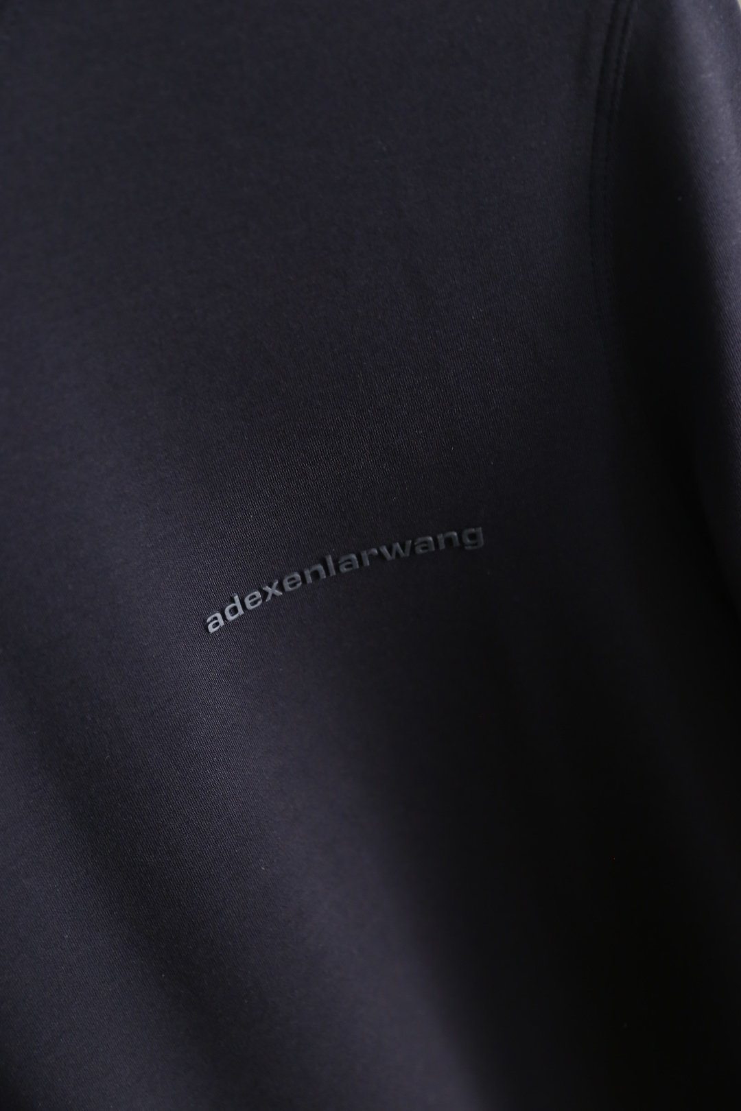 🔥Alexander Wang/大王.2025秋季新品！经典男士圆领长袖卫衣！采用舒适保暖面料！胸前有品