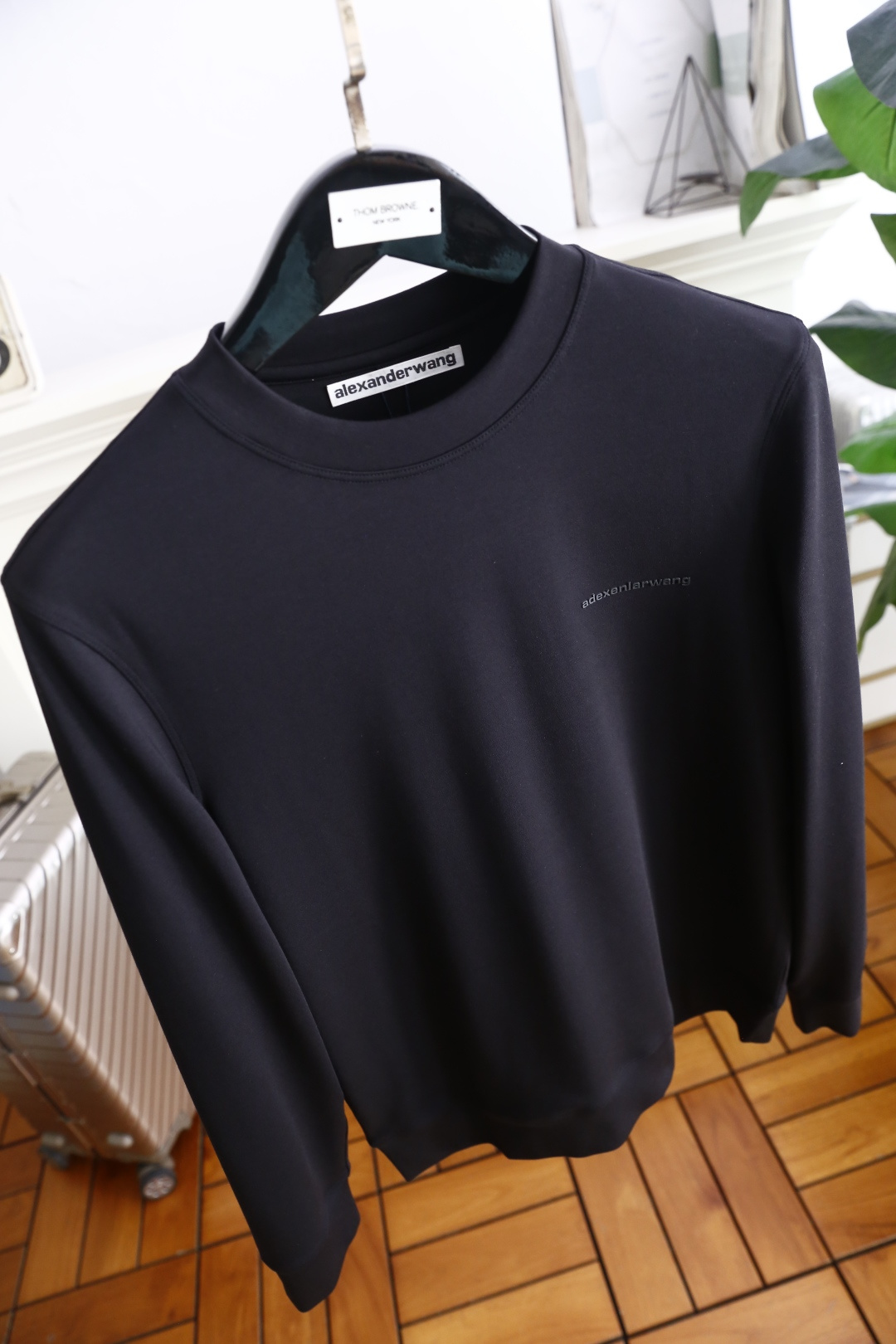 🔥Alexander Wang/大王.2025秋季新品！经典男士圆领长袖卫衣！采用舒适保暖面料！胸前有品