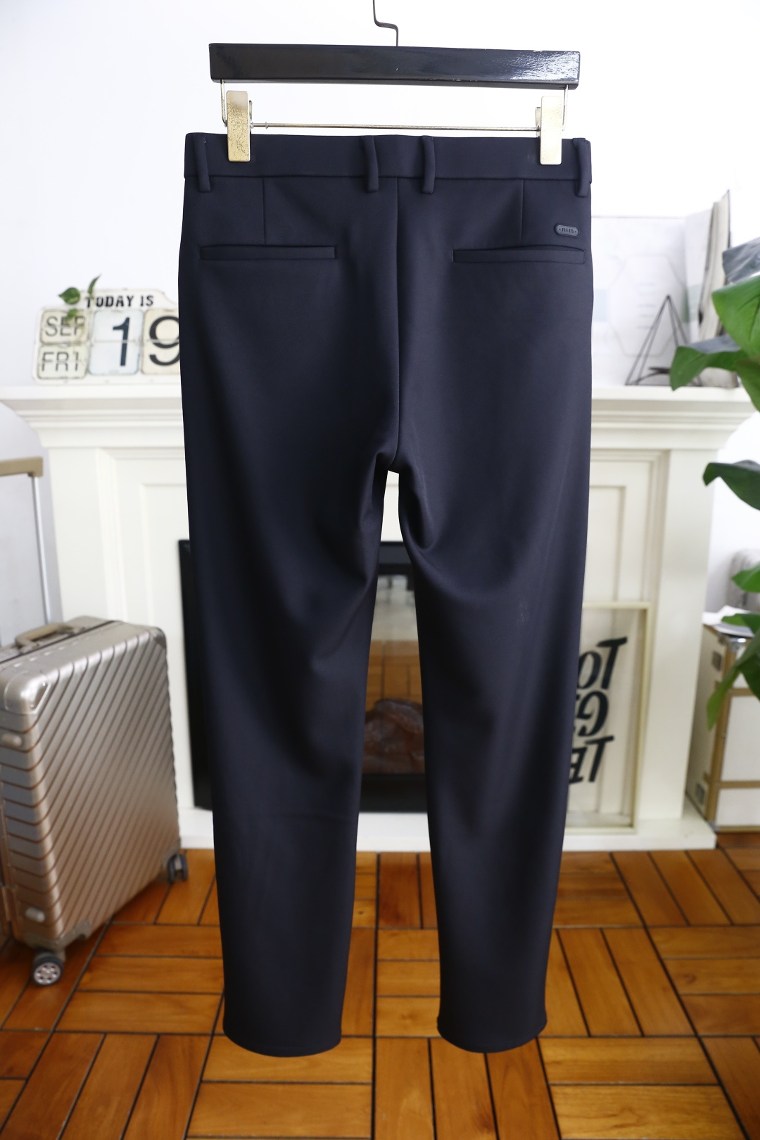 🔥MIUMIU.25秋季新品男士时尚休闲西裤！采用舒适定制棉面料，奢华经典品牌定制字母LOGO设计！上身