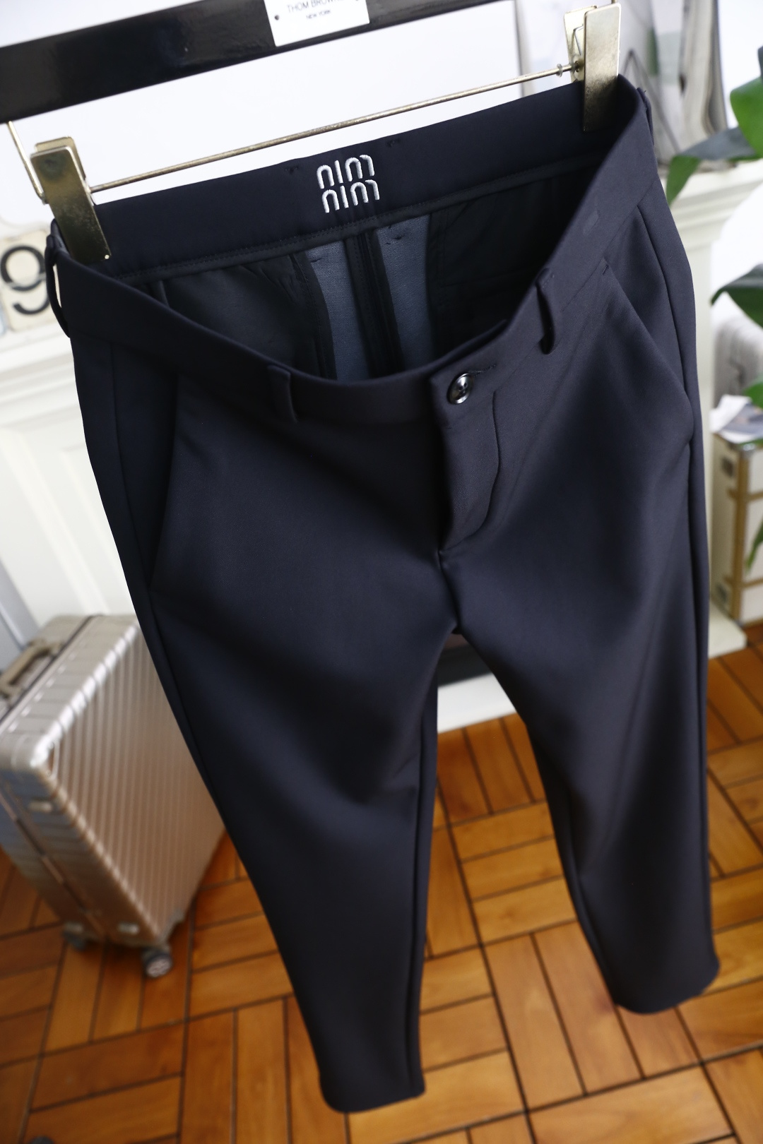 🔥MIUMIU.25秋季新品男士时尚休闲西裤！采用舒适定制棉面料，奢华经典品牌定制字母LOGO设计！上身