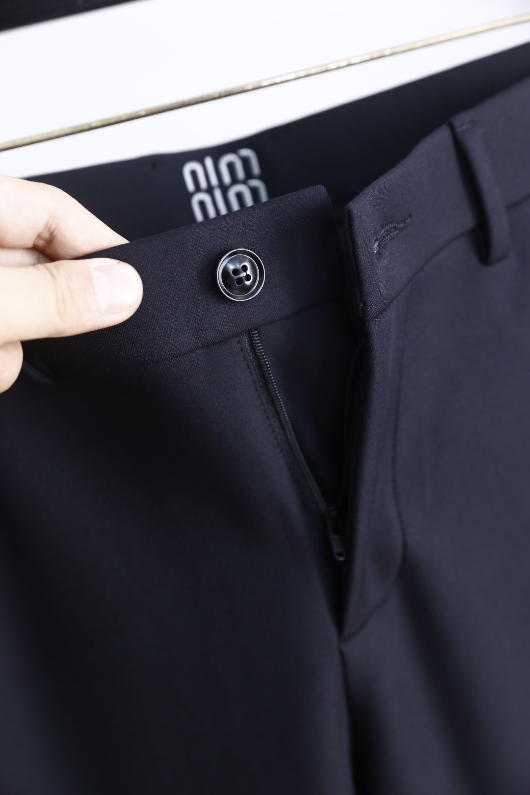 🔥MIUMIU.25秋季新品男士时尚休闲西裤！采用舒适定制棉面料，奢华经典品牌定制字母LOGO设计！上身