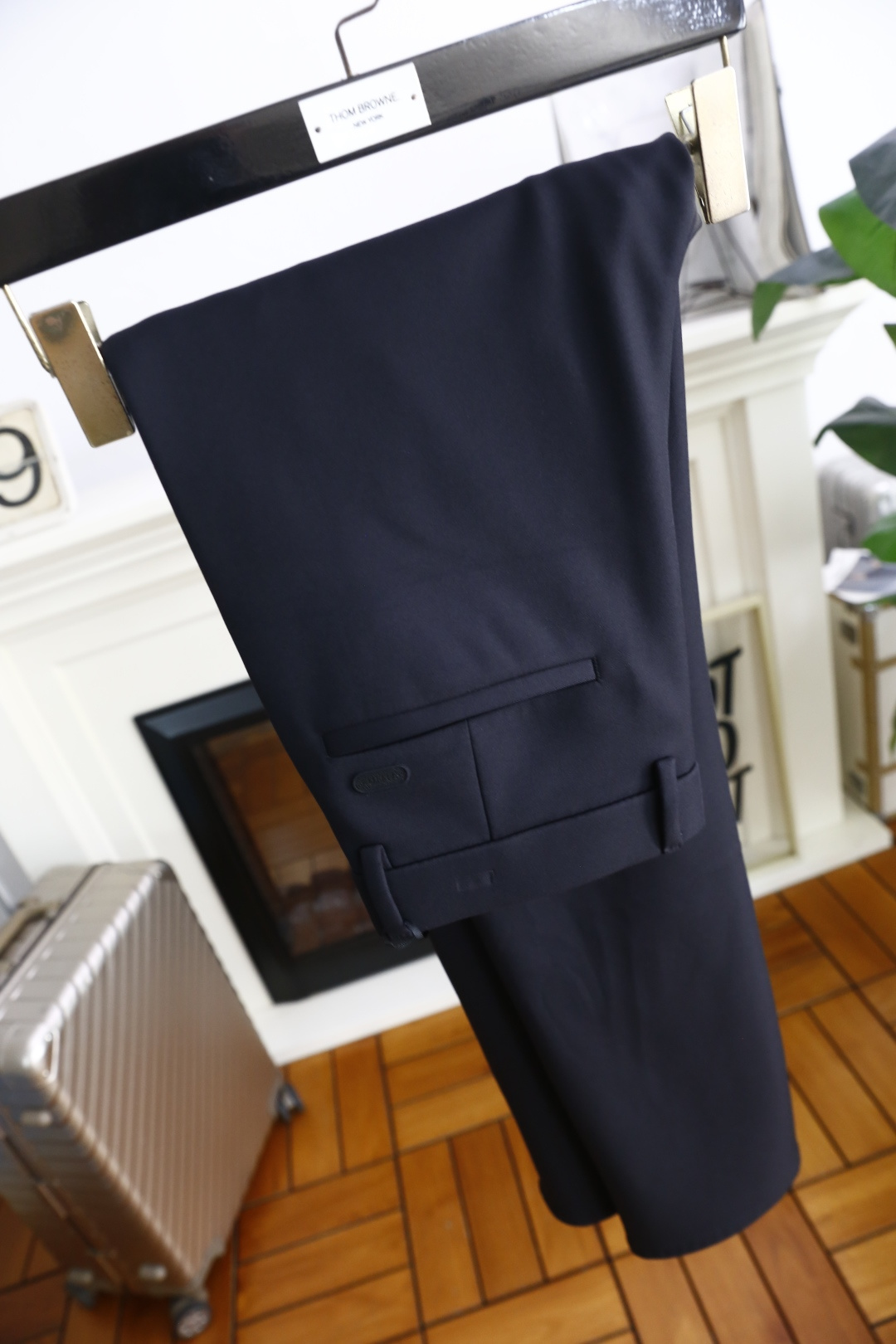 🔥MIUMIU.25秋季新品男士时尚休闲西裤！采用舒适定制棉面料，奢华经典品牌定制字母LOGO设计！上身