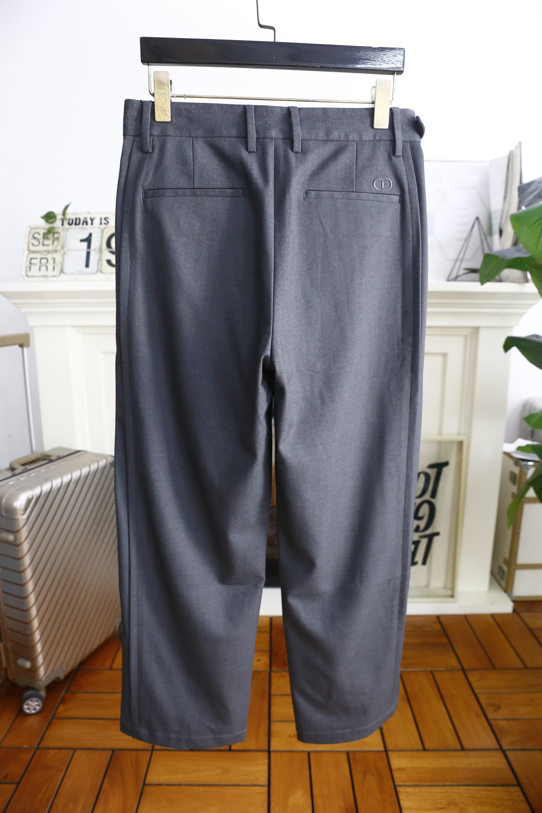 🔥迪奥/Christian Dior.25秋季新款！时尚男士深灰色阔腿休闲西裤！采用阔腿剪裁，后幅品牌L