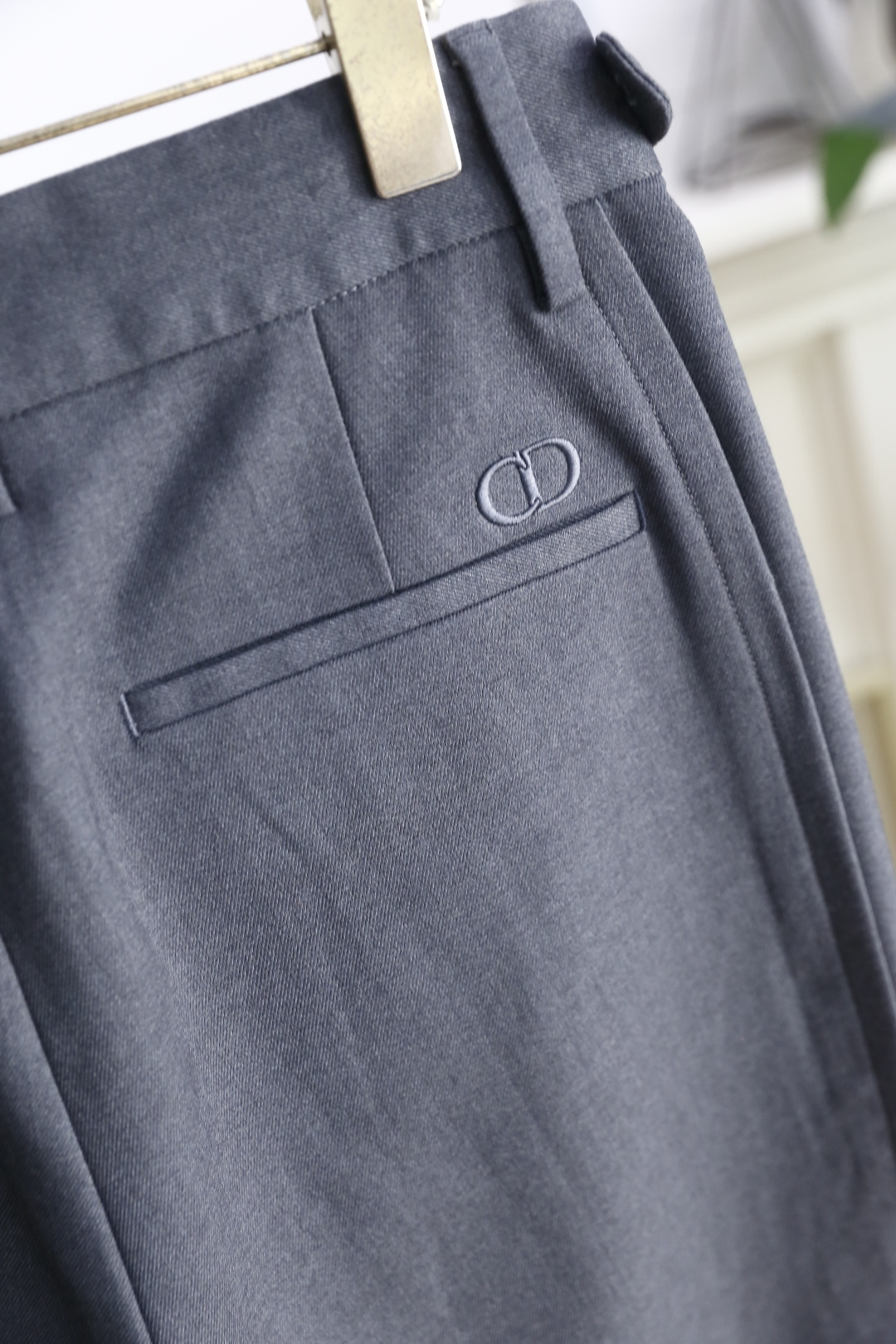 🔥迪奥/Christian Dior.25秋季新款！时尚男士深灰色阔腿休闲西裤！采用阔腿剪裁，后幅品牌L