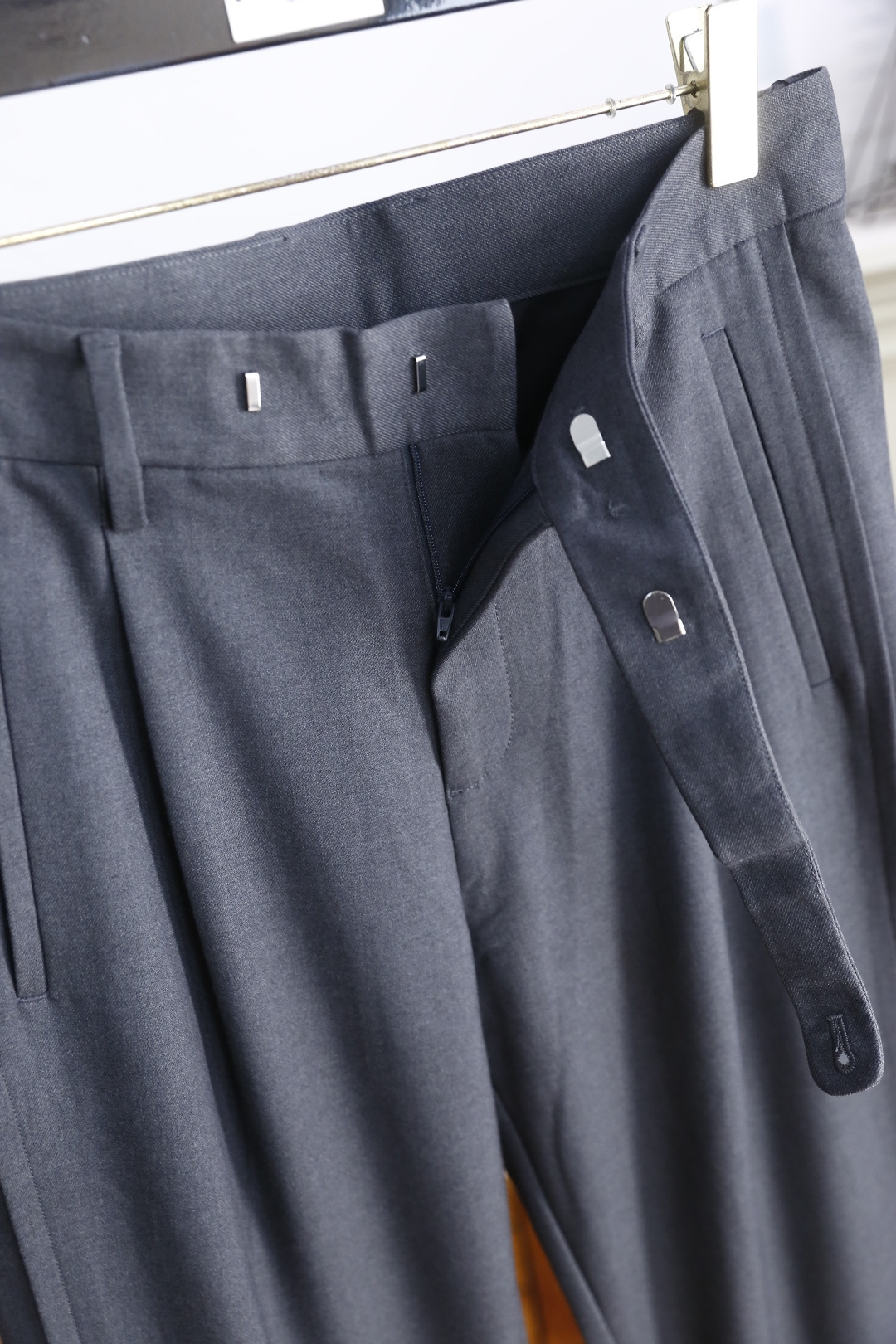 🔥迪奥/Christian Dior.25秋季新款！时尚男士深灰色阔腿休闲西裤！采用阔腿剪裁，后幅品牌L