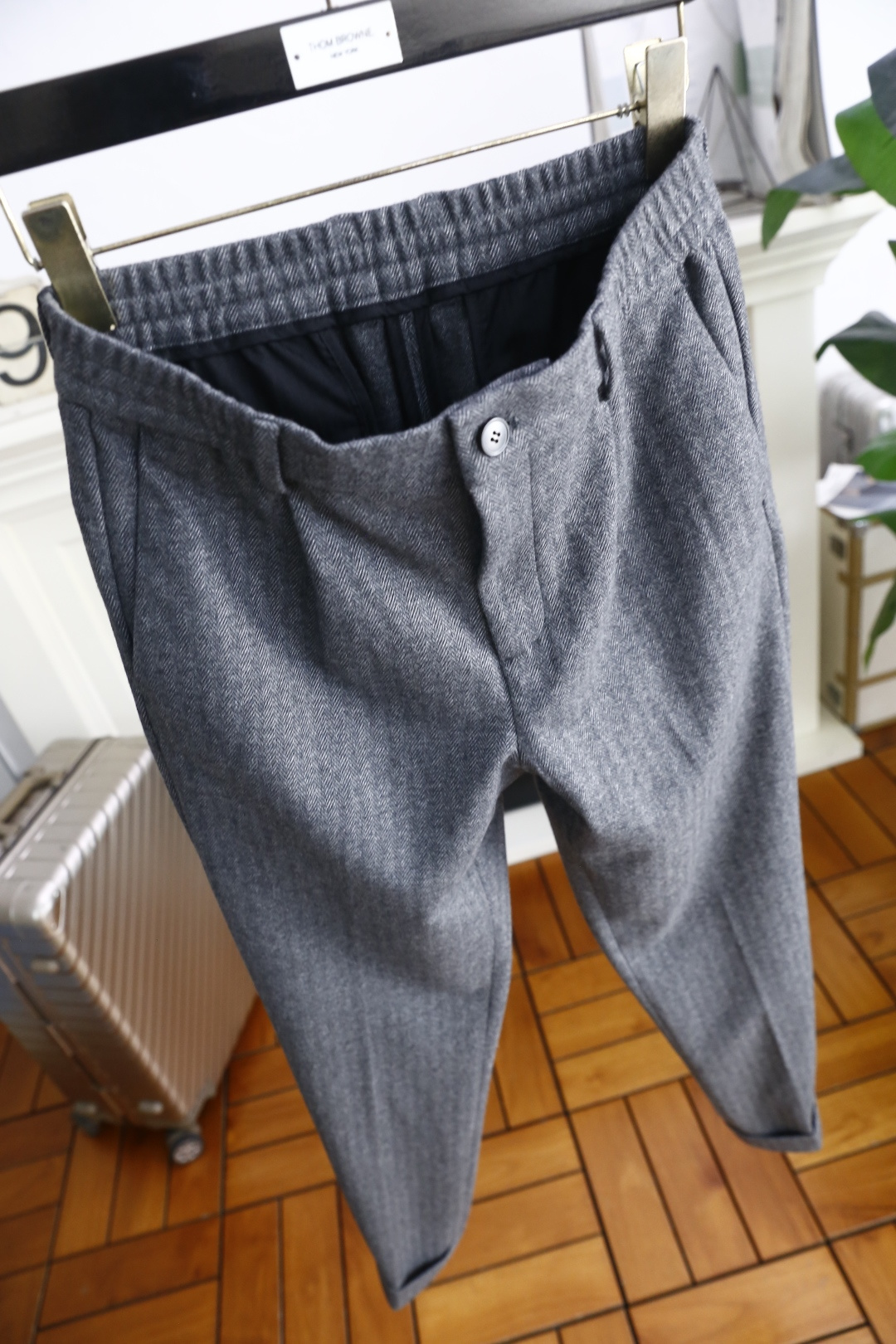 🔥汤姆布朗.2025秋季新款男士灰色人字纹休闲西裤！采用人字纹面料，带有裤褶设计，腰部结合了松紧带与纽扣