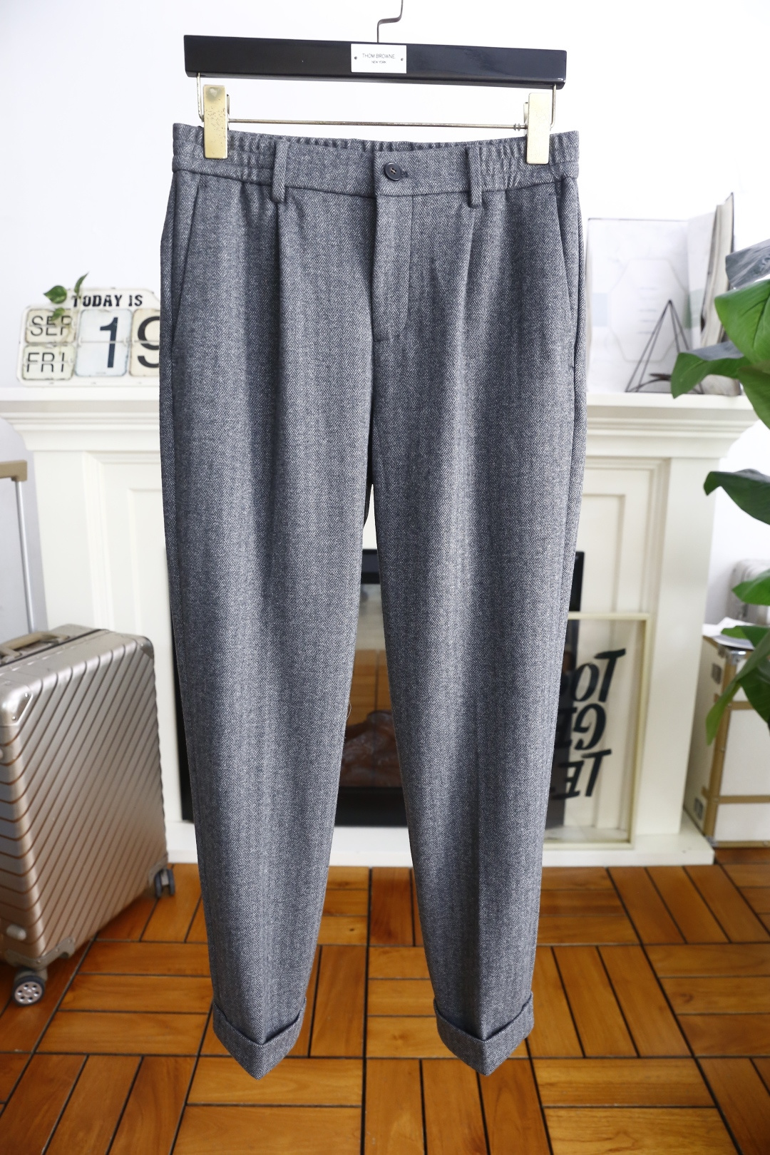 🔥汤姆布朗.2025秋季新款男士灰色人字纹休闲西裤！采用人字纹面料，带有裤褶设计，腰部结合了松紧带与纽扣