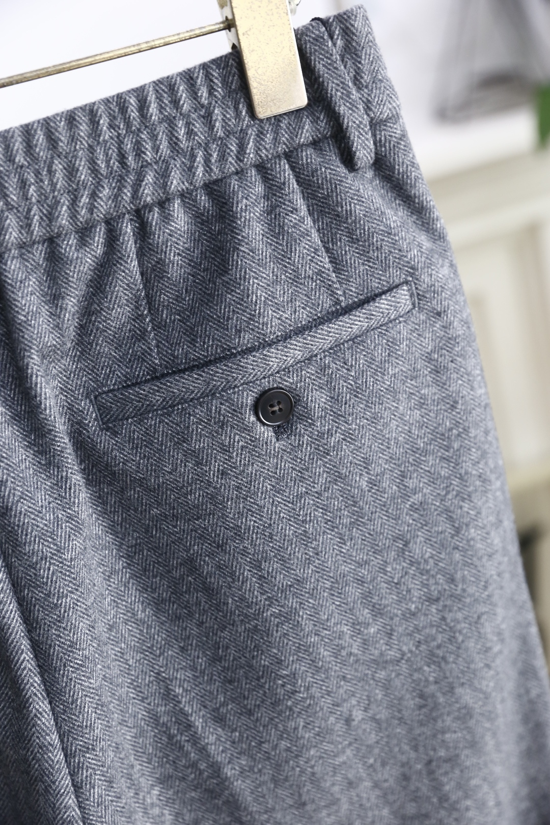 🔥汤姆布朗.2025秋季新款男士灰色人字纹休闲西裤！采用人字纹面料，带有裤褶设计，腰部结合了松紧带与纽扣