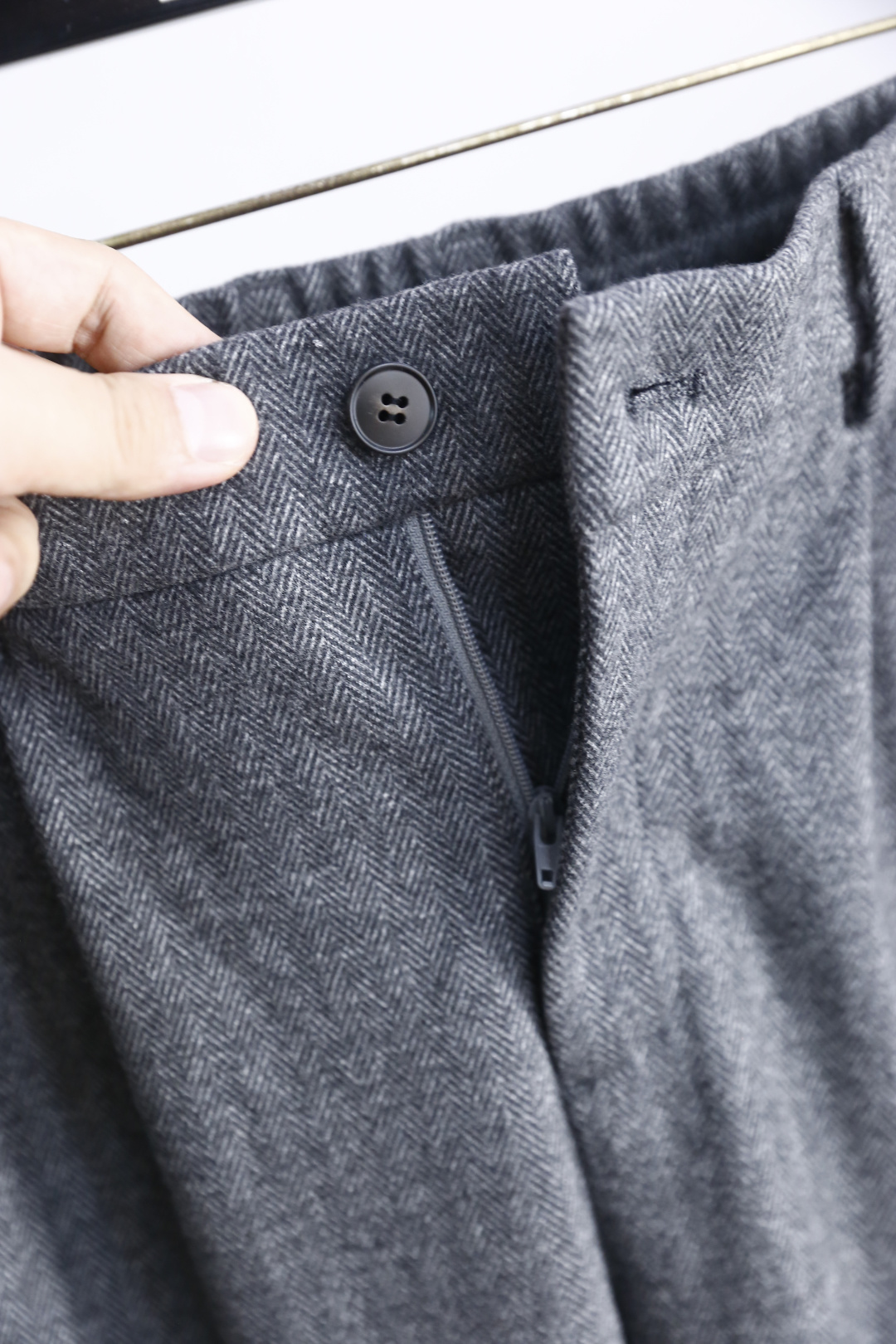 🔥汤姆布朗.2025秋季新款男士灰色人字纹休闲西裤！采用人字纹面料，带有裤褶设计，腰部结合了松紧带与纽扣