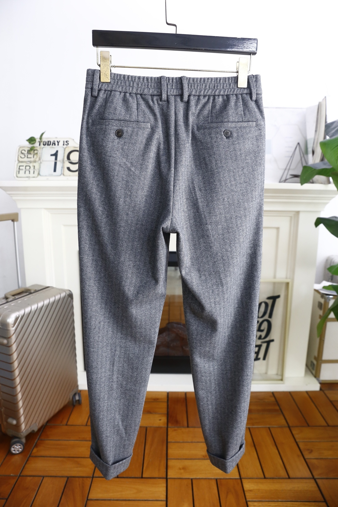 🔥汤姆布朗.2025秋季新款男士灰色人字纹休闲西裤！采用人字纹面料，带有裤褶设计，腰部结合了松紧带与纽扣