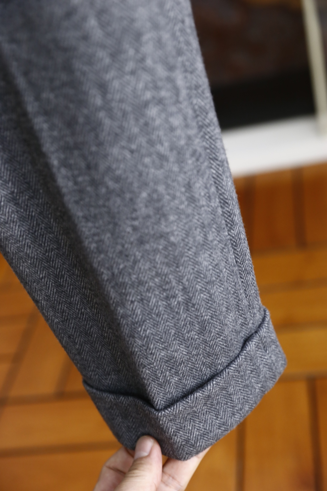 🔥汤姆布朗.2025秋季新款男士灰色人字纹休闲西裤！采用人字纹面料，带有裤褶设计，腰部结合了松紧带与纽扣