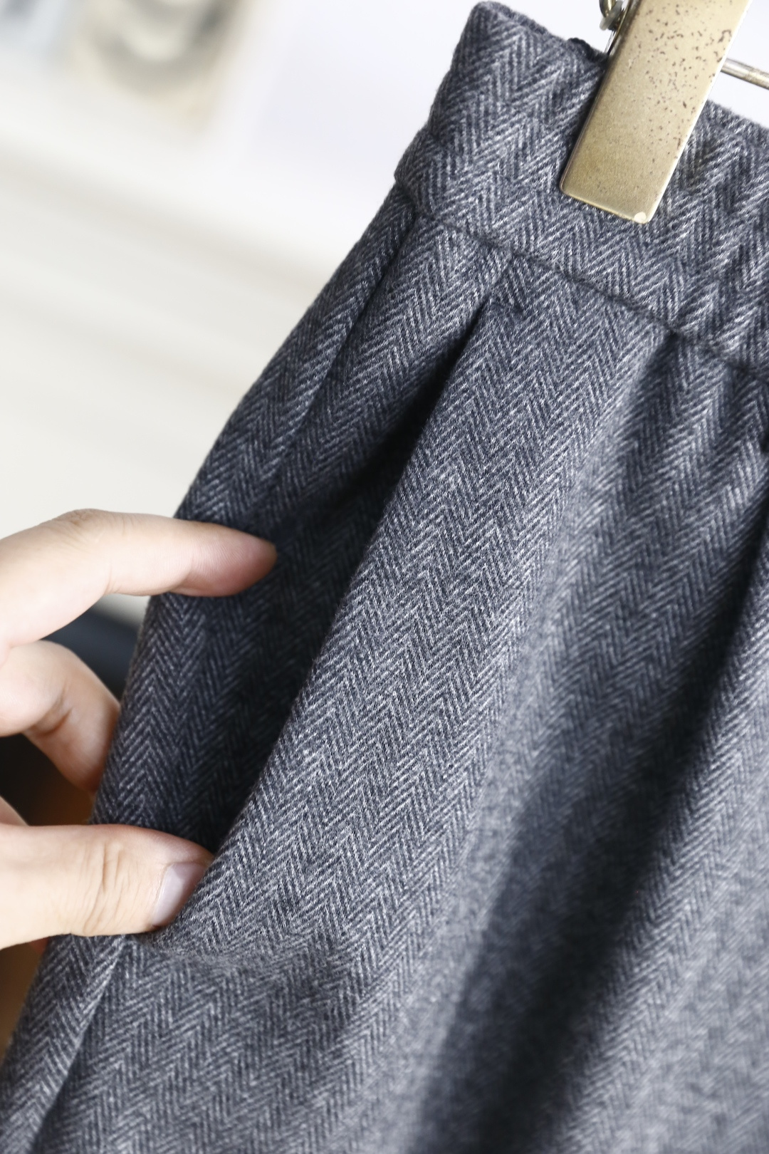 🔥汤姆布朗.2025秋季新款男士灰色人字纹休闲西裤！采用人字纹面料，带有裤褶设计，腰部结合了松紧带与纽扣