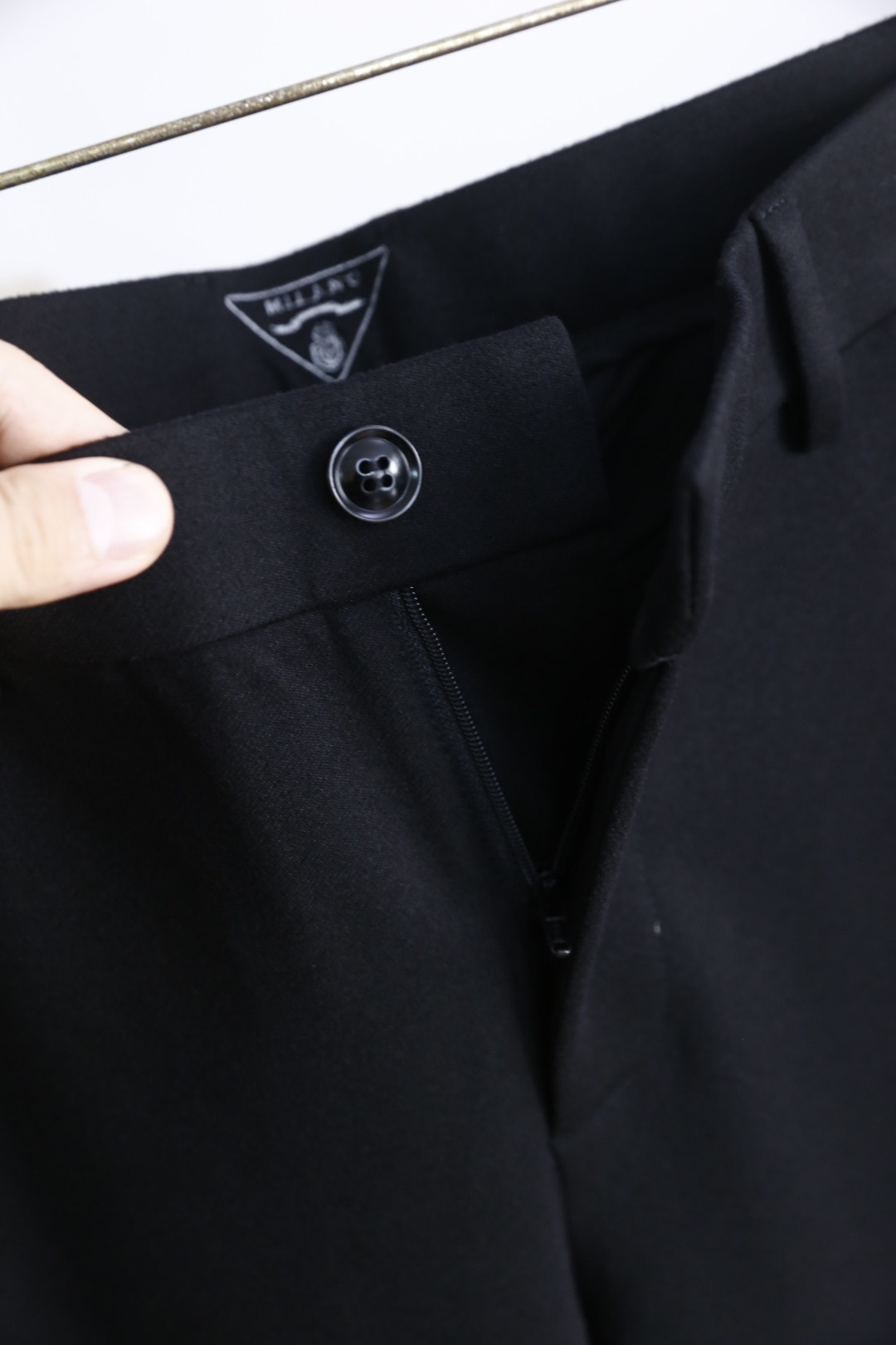 🔥普拉*/Pr*da.2025秋季新款男士休闲西裤！采用舒适定制面料👍从背面可见，有两个后口袋，其中一个