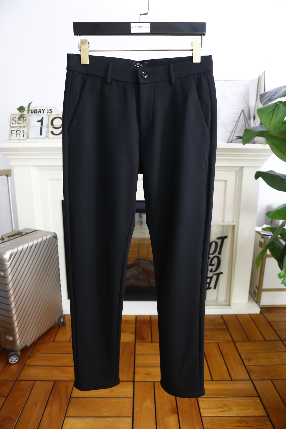 🔥普拉*/Pr*da.2025秋季新款男士休闲西裤！采用舒适定制面料👍从背面可见，有两个后口袋，其中一个