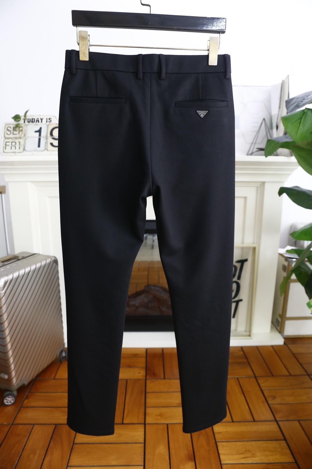 🔥普拉*/Pr*da.2025秋季新款男士休闲西裤！采用舒适定制面料👍从背面可见，有两个后口袋，其中一个