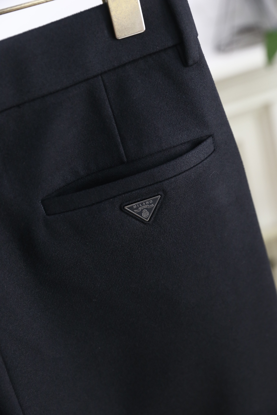 🔥普拉*/Pr*da.2025秋季新款男士休闲西裤！采用舒适定制面料👍从背面可见，有两个后口袋，其中一个