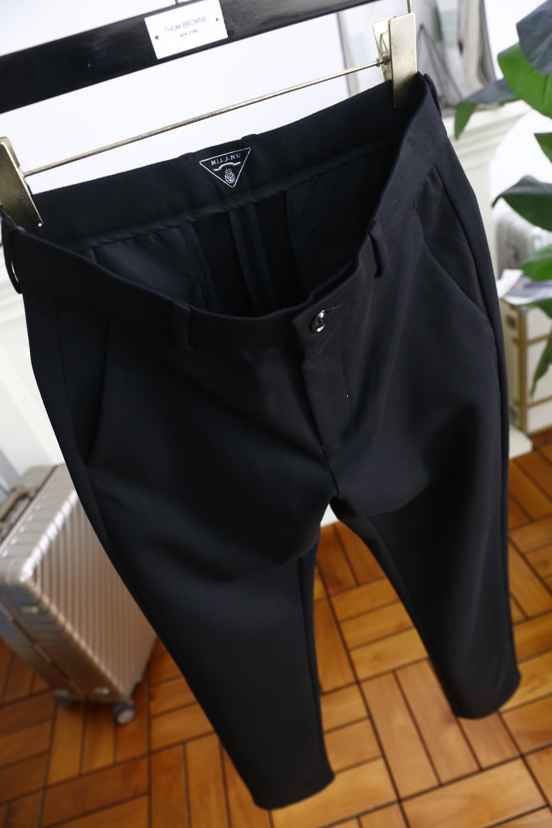 🔥普拉*/Pr*da.2025秋季新款男士休闲西裤！采用舒适定制面料👍从背面可见，有两个后口袋，其中一个