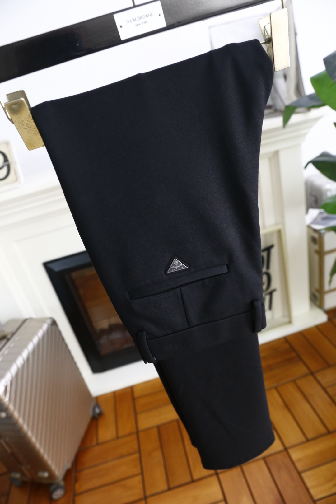 🔥普拉*/Pr*da.2025秋季新款男士休闲西裤！采用舒适定制面料👍从背面可见，有两个后口袋，其中一个