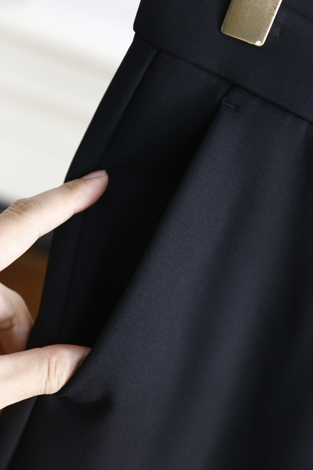 🔥普拉*/Pr*da.2025秋季新款男士休闲西裤！采用舒适定制面料👍从背面可见，有两个后口袋，其中一个