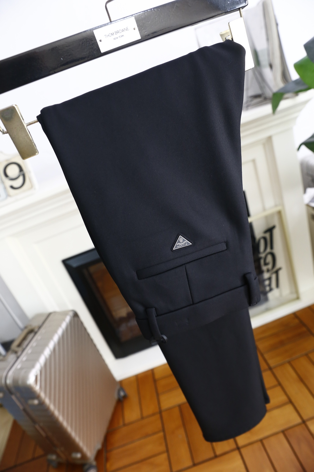 🔥普拉*/Pr*da.2025秋季新款男士休闲西裤！采用舒适定制面料👍从背面可见，有两个后口袋，其中一个