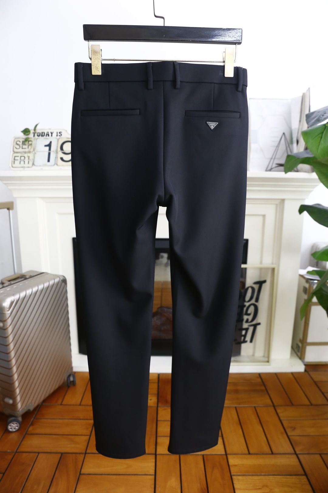 🔥普拉*/Pr*da.2025秋季新款男士休闲西裤！采用舒适定制面料👍从背面可见，有两个后口袋，其中一个