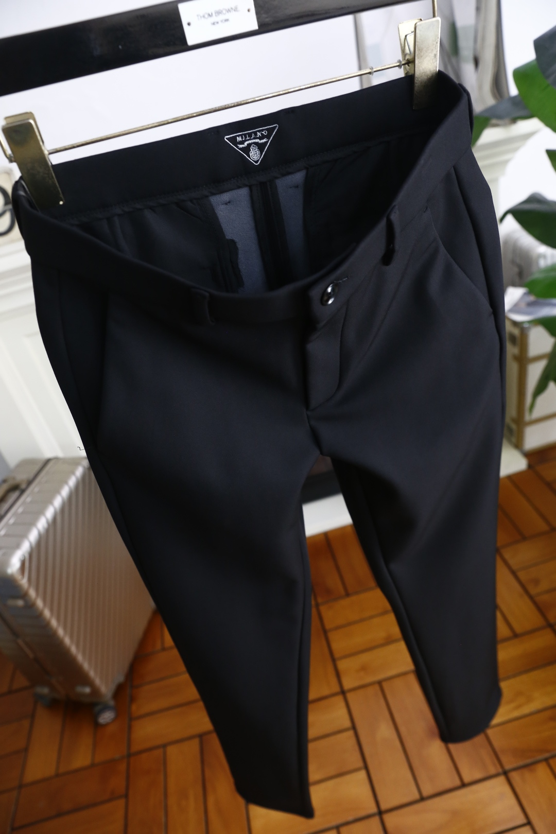 🔥普拉*/Pr*da.2025秋季新款男士休闲西裤！采用舒适定制面料👍从背面可见，有两个后口袋，其中一个